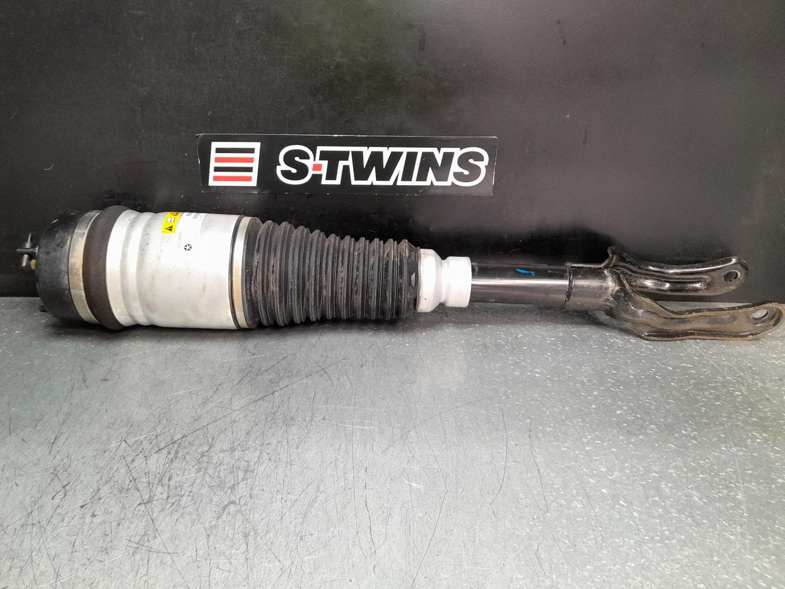 Used auto part listing image: 2013 JEEP GRANDCHEROKEE LEFT FRONT STRUT WK, AIR ADJUSTABLE TYPE, 04/13-09/16 0000370395