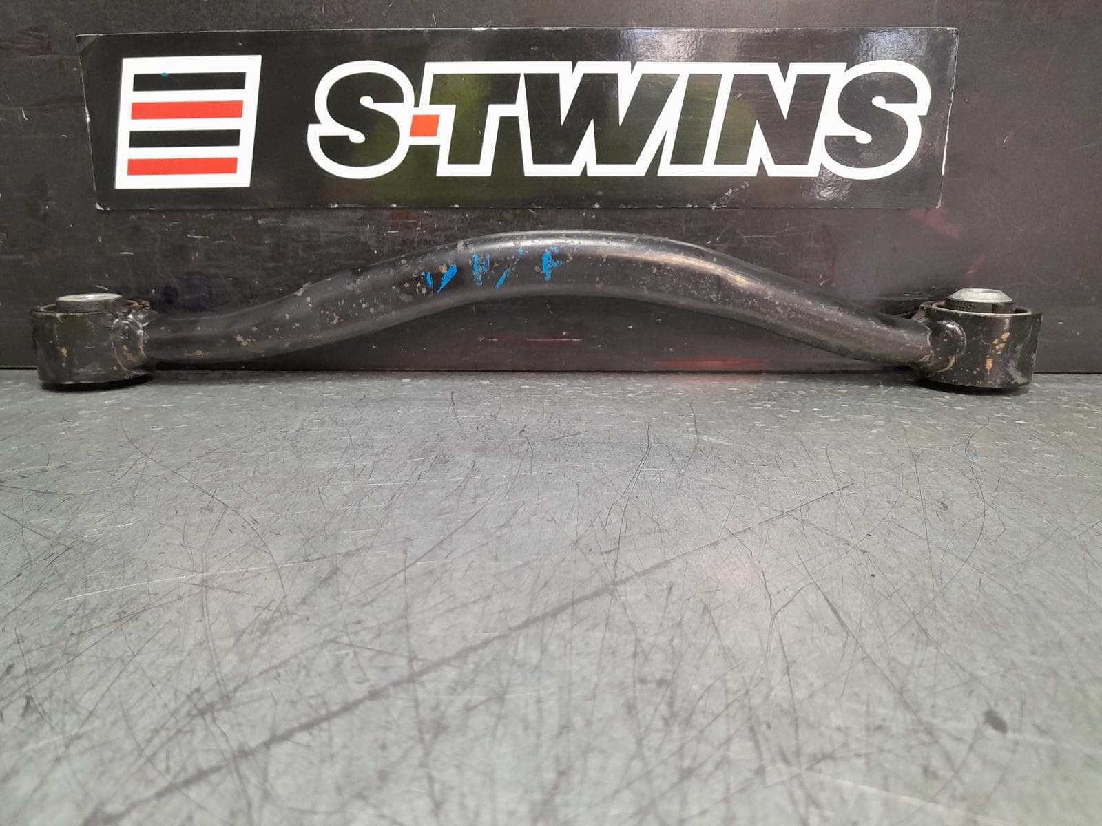 Used auto part listing image: 2013 JEEP GRANDCHEROKEE LEFT REAR TRAILING ARM UPPER FRONT CONTROL ARM (TUBULAR STEEL), WK, 10/10-02/22 0000370398