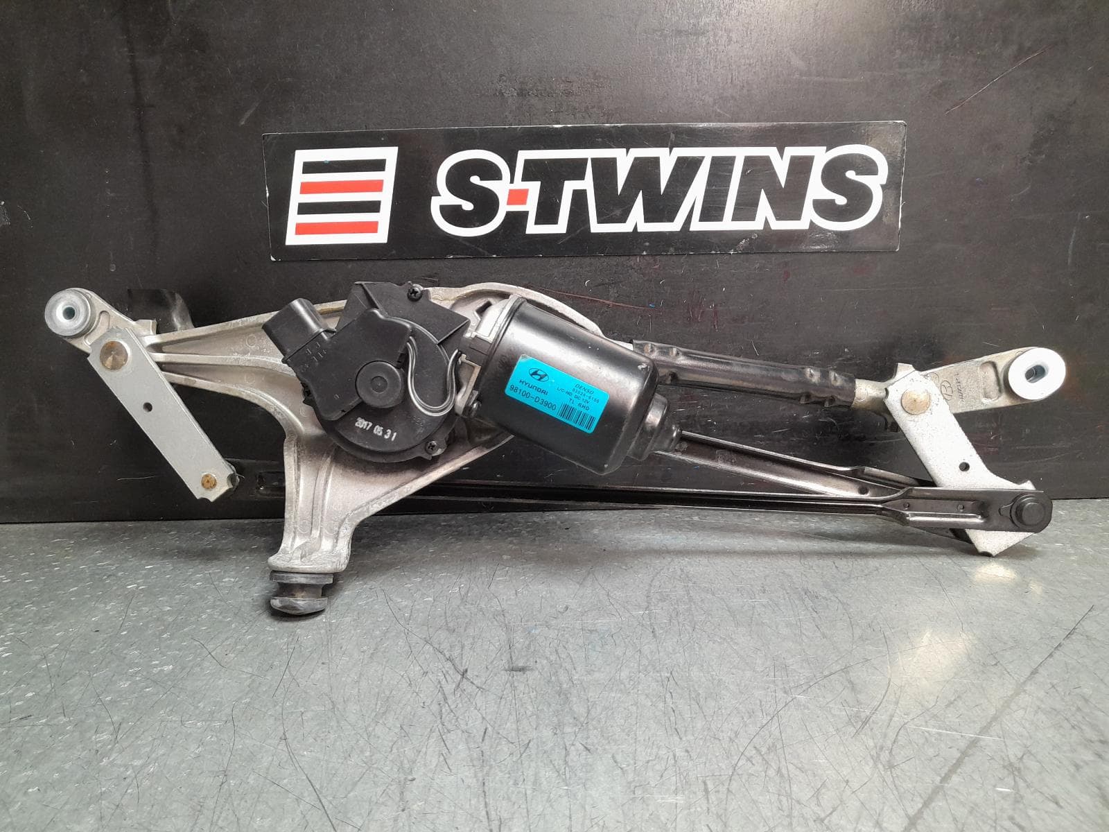 Used auto part listing image: 2017 HYUNDAI TUCSON WIPER MOTOR FRONT, TL, 06/15-01/21 0000370711