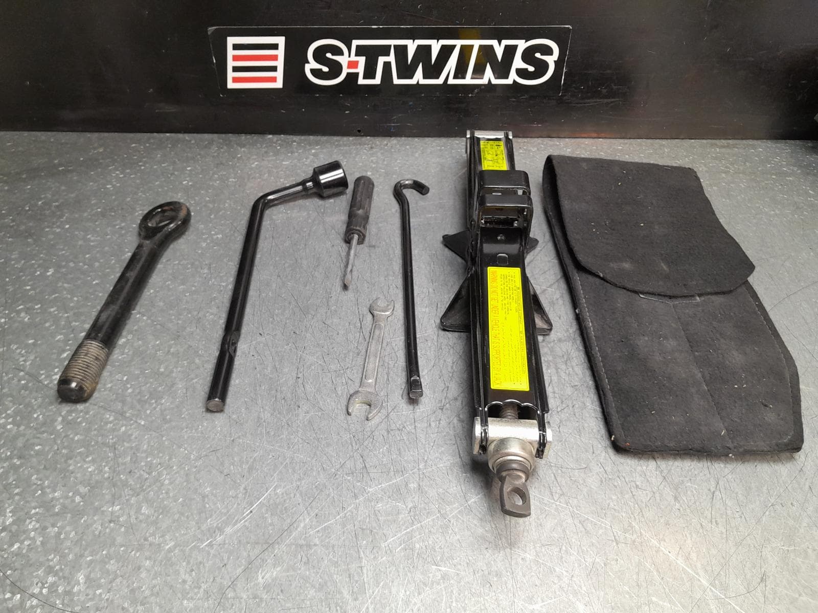 Used auto part listing image: 2017 HYUNDAI TUCSON JACK TOOL KIT TL, 06/15-01/21 0000370721