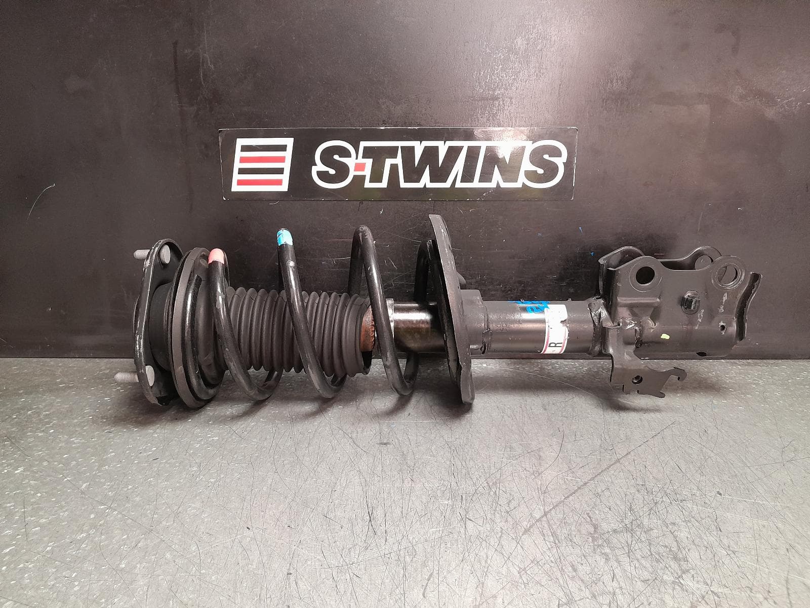 Used auto part listing image: 2011 LEXUS CT200H RIGHT FRONT STRUT ZWA10, 03/11-10/22 0000369127