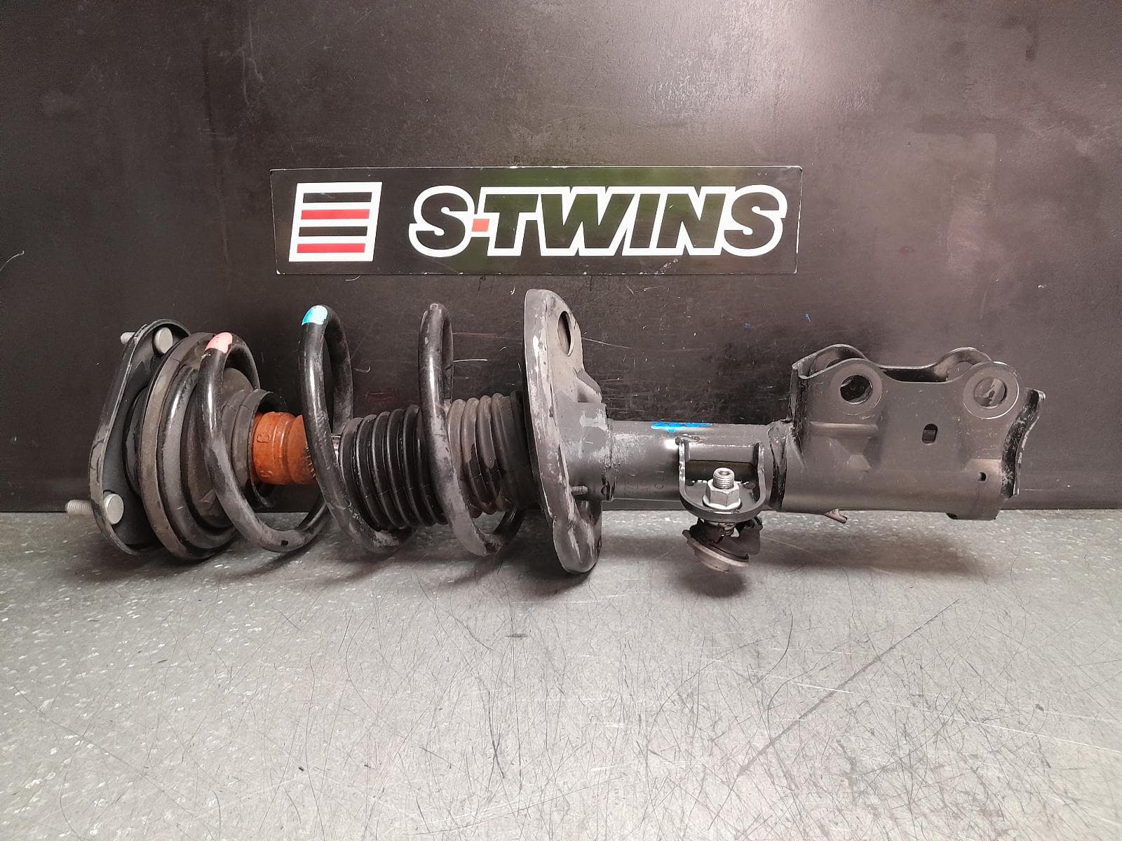 Used auto part listing image: 2011 LEXUS CT200H LEFT FRONT STRUT ZWA10, 03/11-10/22 0000369129