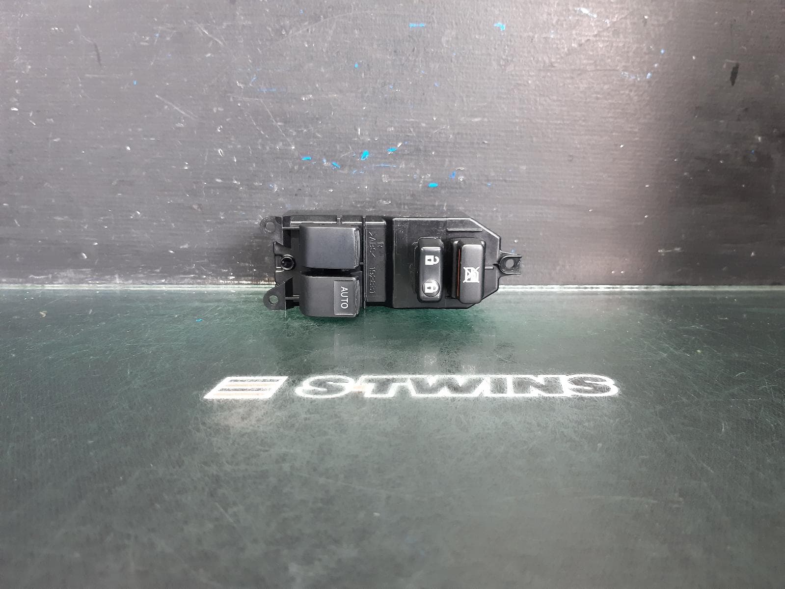 Used auto part listing image: 2011 TOYOTA COROLLA PWR DR WIND SWITCH RH FRONT (MASTER SWITCH), 2 SWITCH TYPE, SEDAN, ZRE152/153R, 03/07-10/13 0000367964