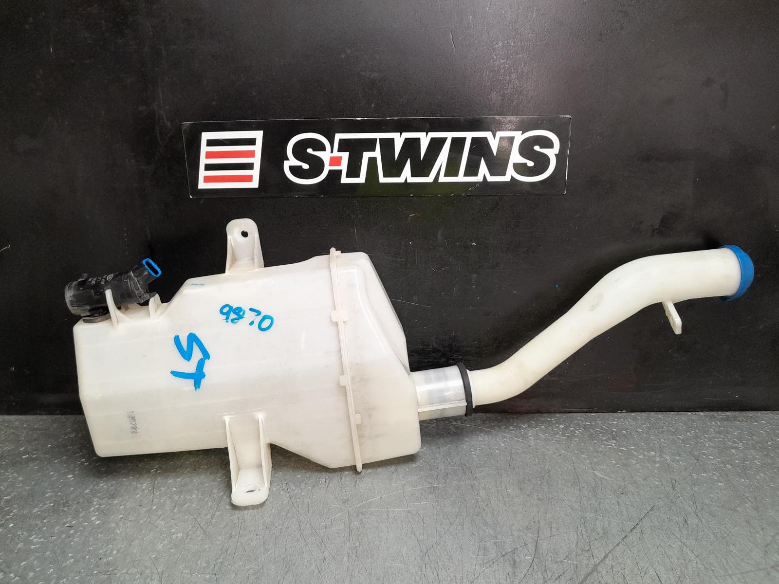 Used auto part listing image: 2019 HYUNDAI ILOAD/IMAX WASHER BOTTLE FRONT, TQ, 11/07-03/21 0000369216