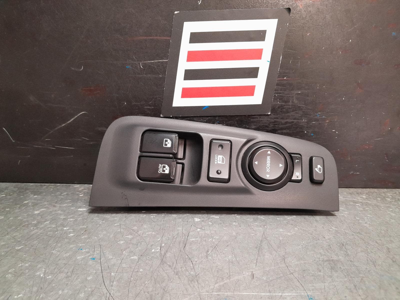 Used auto part listing image: 2019 HYUNDAI ILOAD/IMAX PWR DR WIND SWITCH RH FRONT (MASTER SWITCH), TQ, W/ MIRROR SWITCH & FOLDING MIRROR TYPE, 11/07-03/21 0000369221