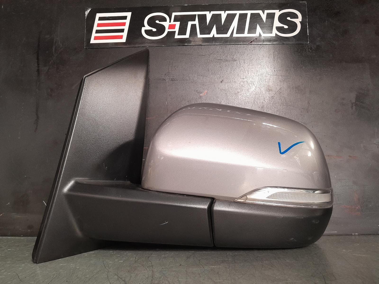 Used auto part listing image: 2019 HYUNDAI ILOAD/IMAX LEFT DOOR MIRROR TQ, POWER FOLDING TYPE, COLOUR CODED, W/ INDICATOR, 02/17-03/21 0000369231