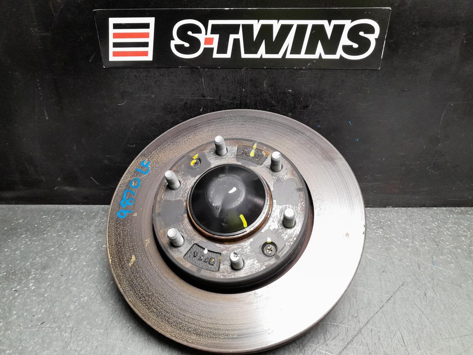 Used auto part listing image: 2019 HYUNDAI ILOAD/IMAX LEFT FRONT HUB ASSEMBLY ABS TYPE, TQ, 11/07-03/21 0000369239