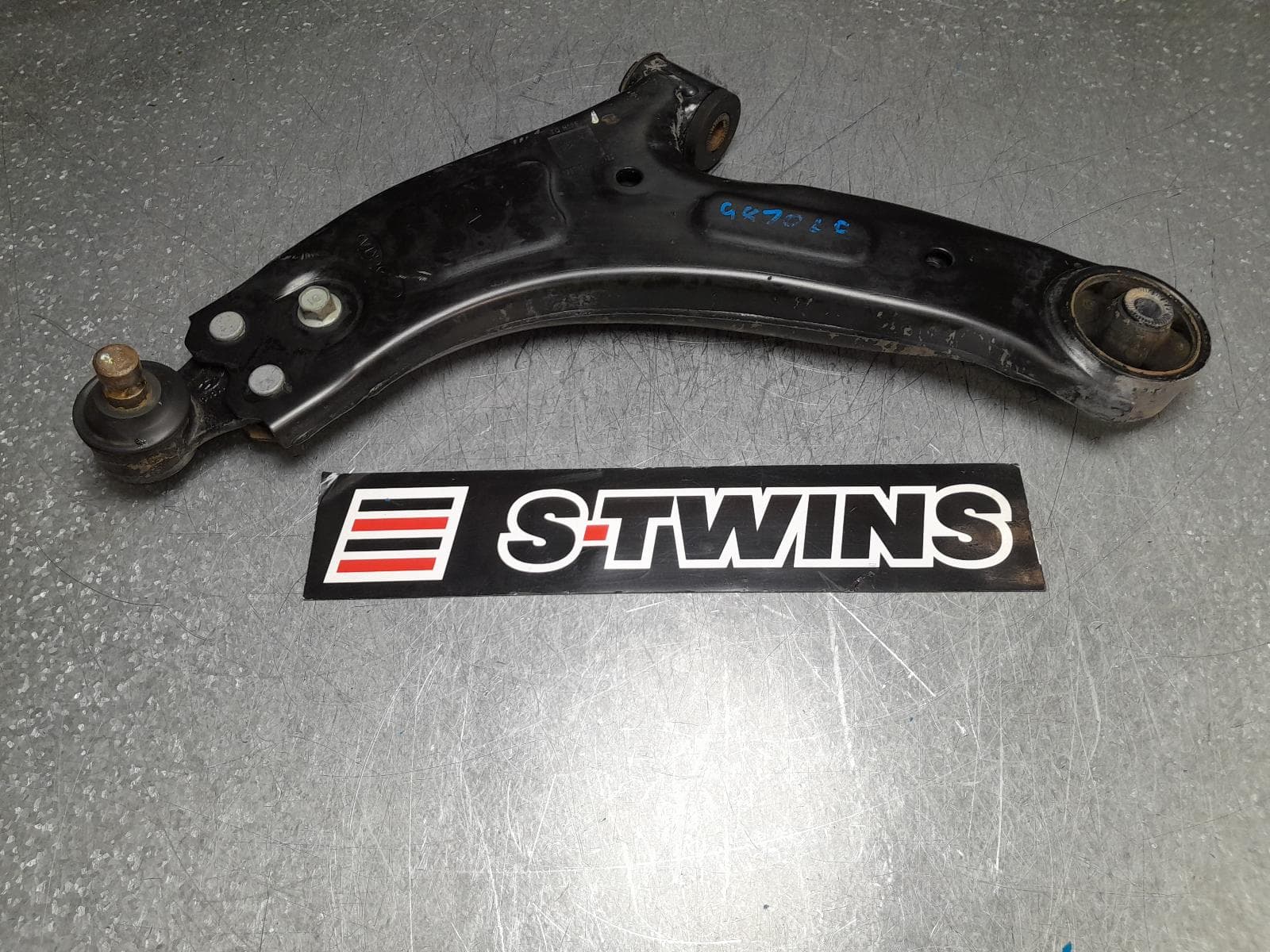 Used auto part listing image: 2019 HYUNDAI ILOAD/IMAX LEFT FRONT LOWER CONTROL ARM TQ, DIESEL/PETROL, 11/07-03/21 0000369241