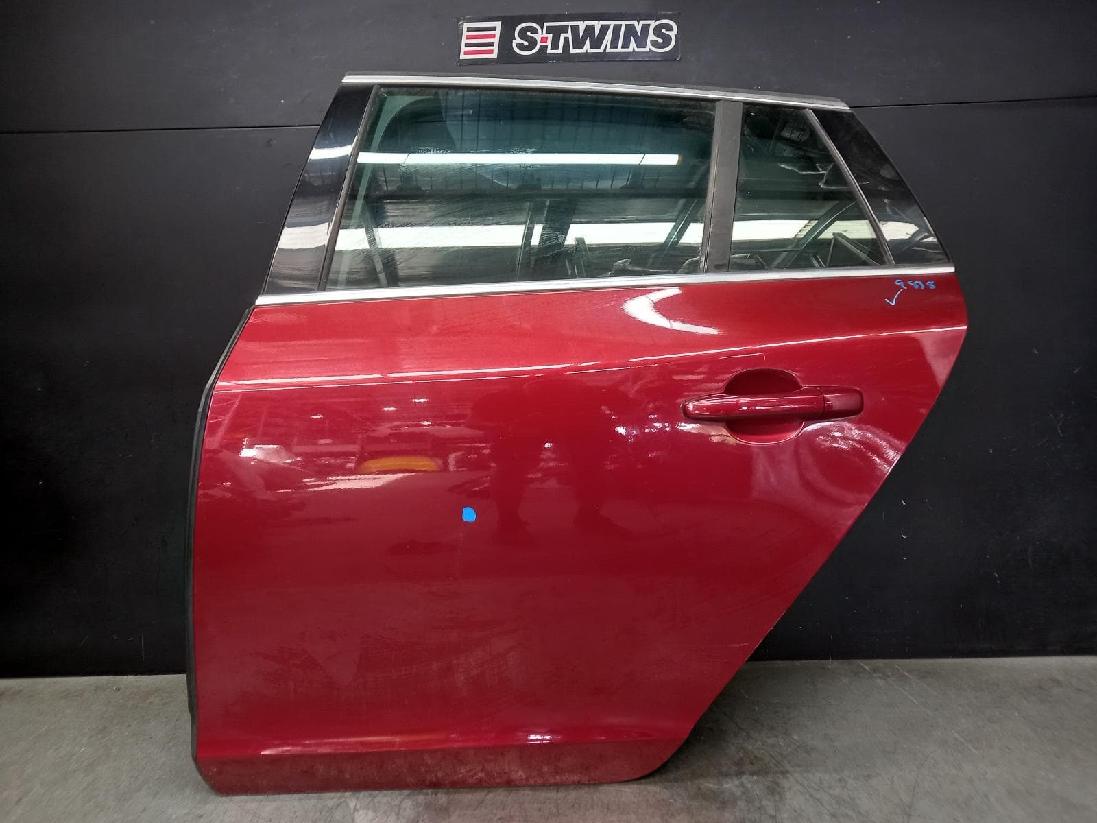 Used auto part listing image: 2011 VOLVO S60/V60 LEFT REAR DOOR SLIDING F SERIES, V60, WAGON, 03/11-12/18 0000369809