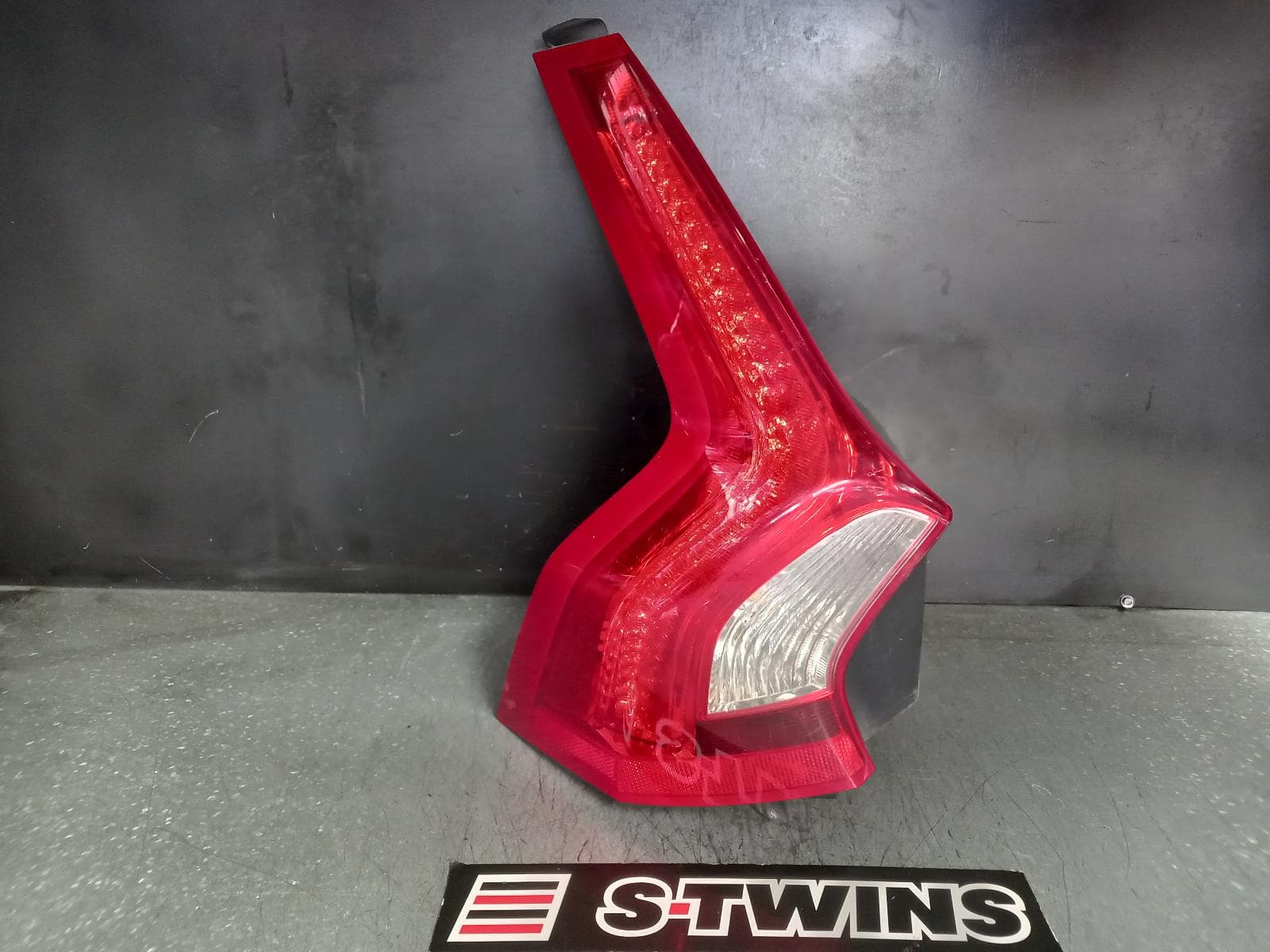 Used auto part listing image: 2011 VOLVO S60/V60 LEFT TAILLIGHT F SERIES, V60, WAGON, 03/11-12/18 0000369970