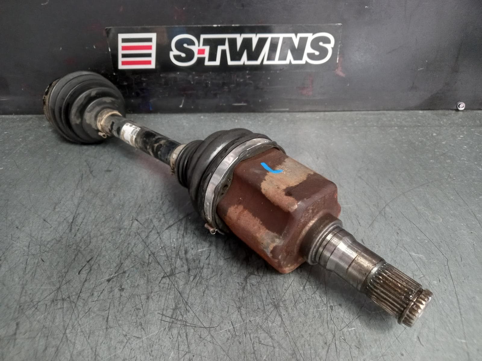 Used auto part listing image: 2011 VOLVO S60/V60 LEFT DRIVESHAFT FRONT, PETROL, 2.0, B4204T7 (VIN F*47), F SERIES, 12/10-12/18 0000369971