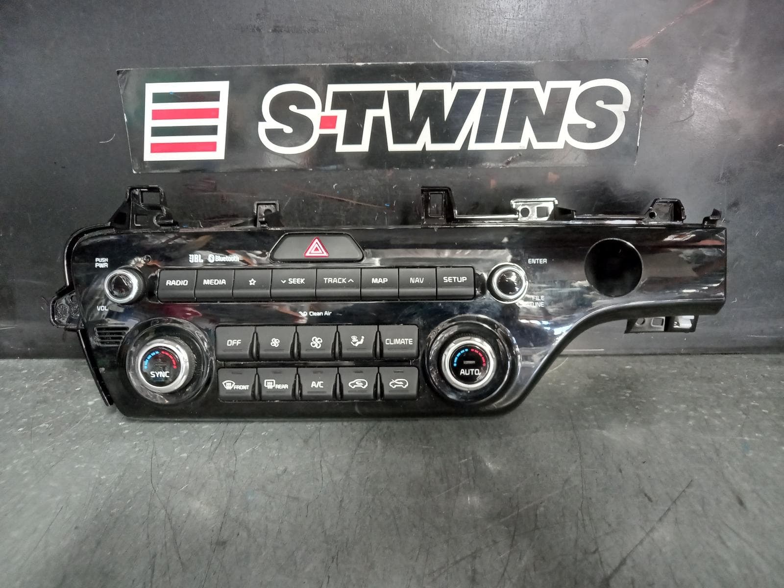 Used auto part listing image: 2019 KIA SPORTAGE DASH RADIO CONTROL PANEL/CONTROL UNIT, SAT NAV TYPE, QL, 07/18-08/21 0000369908