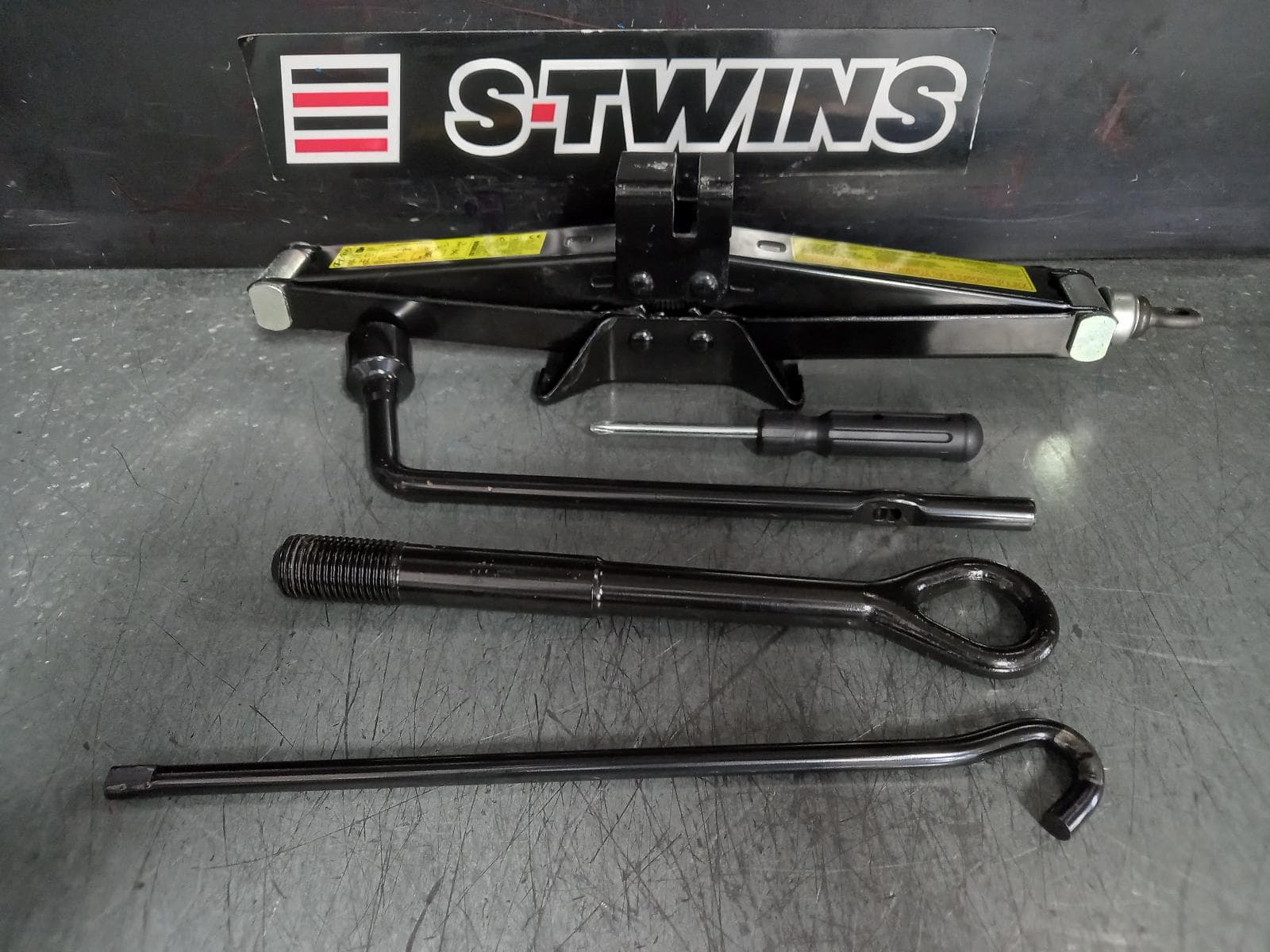 Used auto part listing image: 2019 KIA SPORTAGE JACK TOOL KIT QL, 10/15-08/21 0000369915