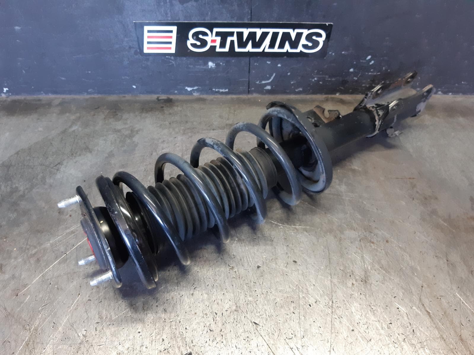 Used auto part listing image: 2006 SUZUKI VITARA LEFT FRONT STRUT GRAND VITARA, JB, 2.7, H27A, 04/05-09/08 0000369718