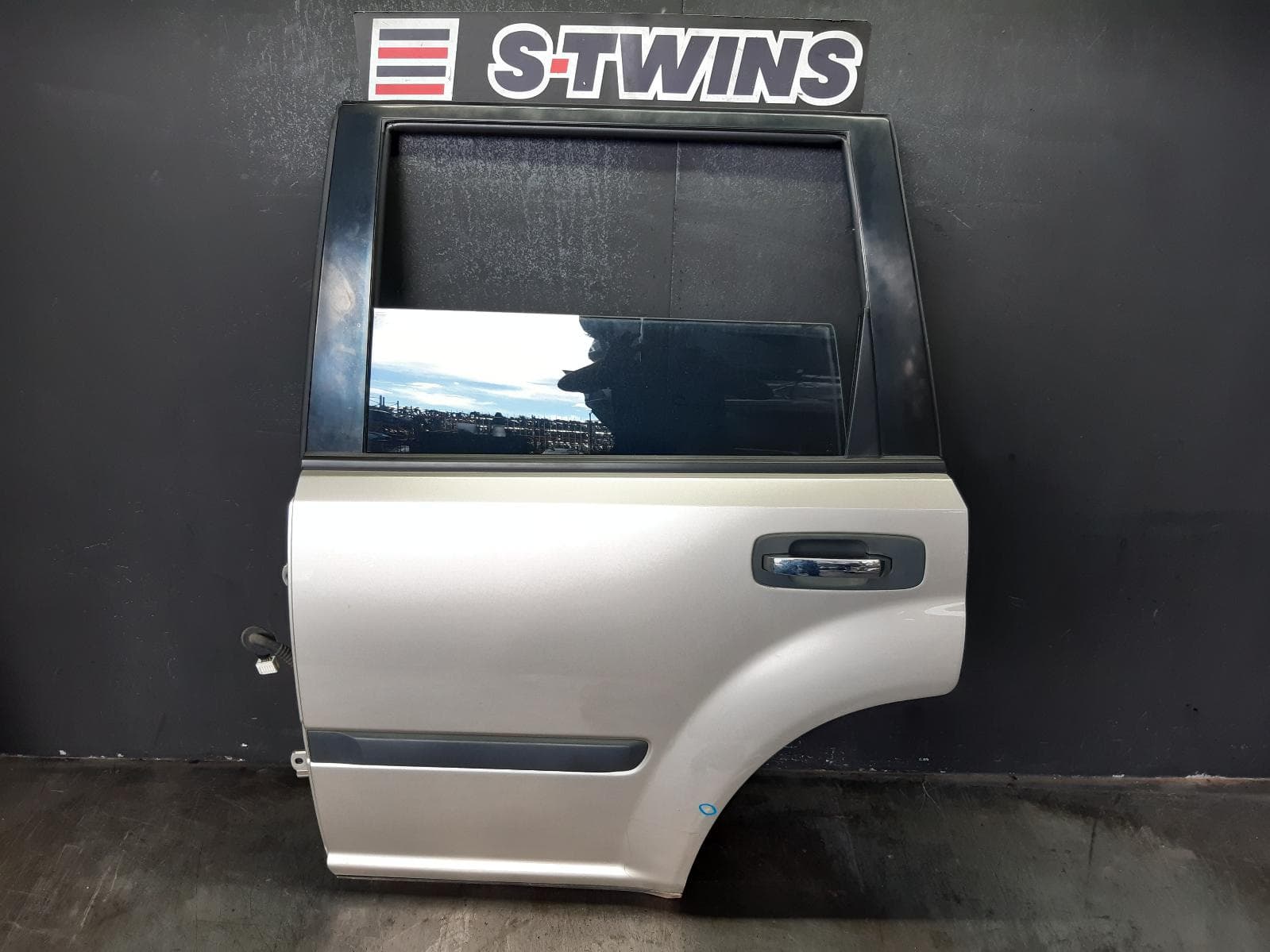Used auto part listing image: 2006 NISSAN XTRAIL LEFT REAR DOOR SLIDING T30, 10/01-09/07 0000369272