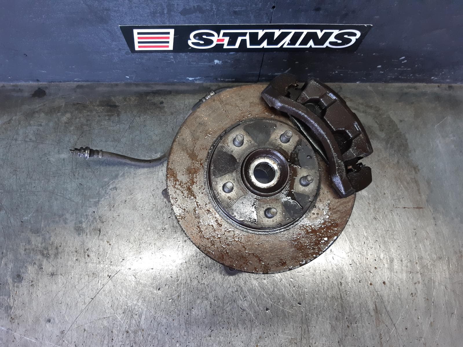 Used auto part listing image: 2006 NISSAN XTRAIL RIGHT FRONT HUB ASSEMBLY T30, 10/01-09/07 0000369433