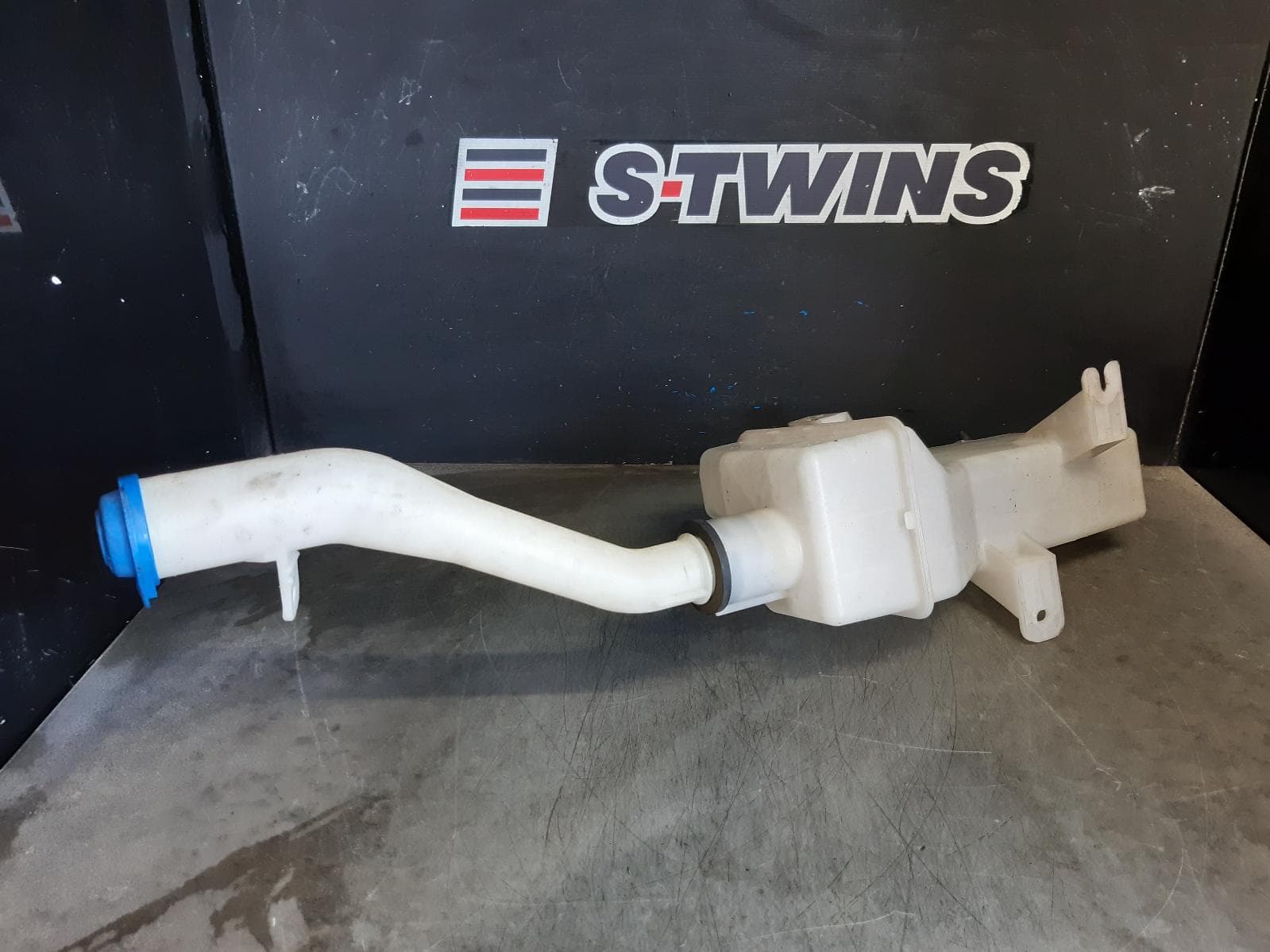 Used auto part listing image: 2017 HYUNDAI ILOAD/IMAX WASHER BOTTLE FRONT, TQ, 11/07-03/21 0000369643