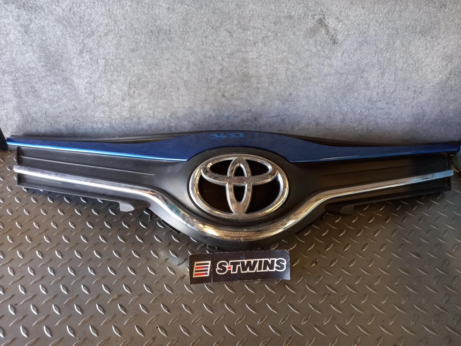 Used auto part listing image: 2017 TOYOTA YARIS GRILLE RADIATOR GRILLE, NCP13#, HATCH, 01/17-12/19 0000135366