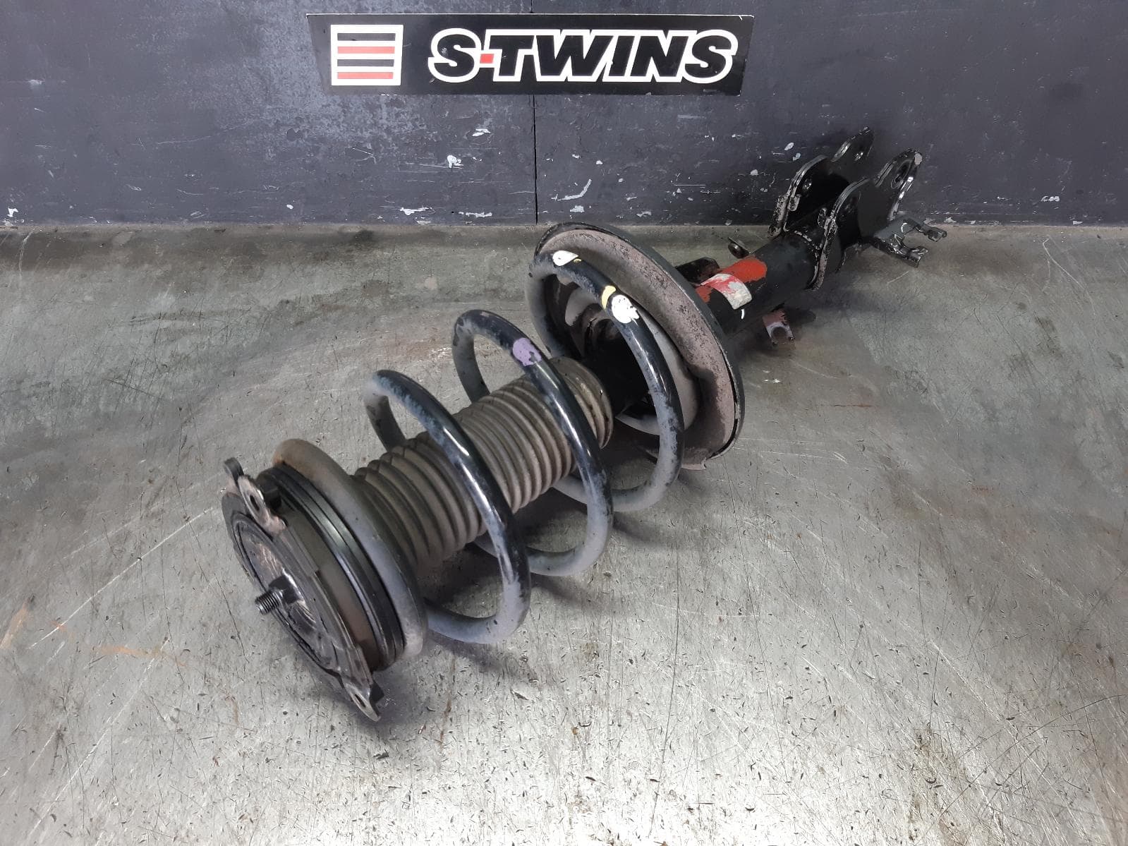 Used auto part listing image: 2018 NISSAN PATHFINDER LEFT FRONT STRUT R52, 06/13-04/21 0000369848