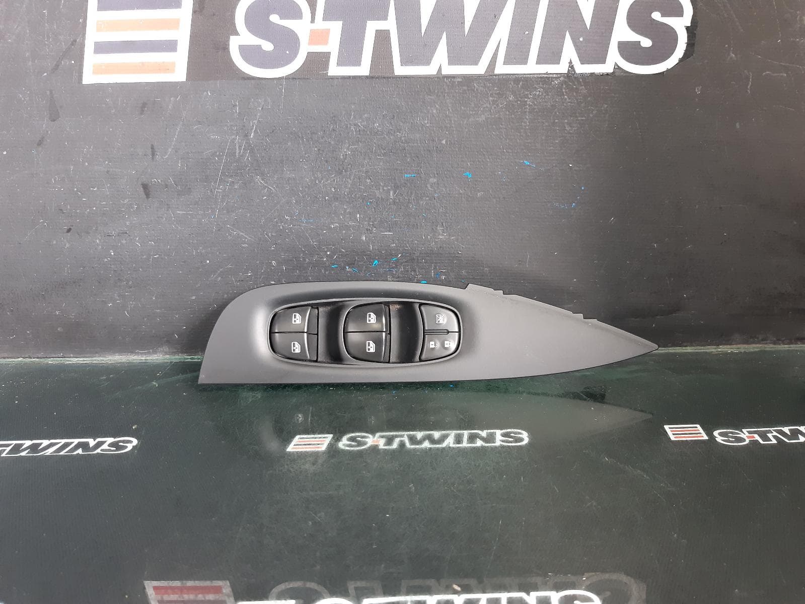 Used auto part listing image: 2019 NISSAN QASHQAI PWR DR WIND SWITCH RH FRONT (MASTER SWITCH), LATE TYPE (ALL DOORS NON AUTO DOWN TYPE), J11, 07/17-07/21 0000369865