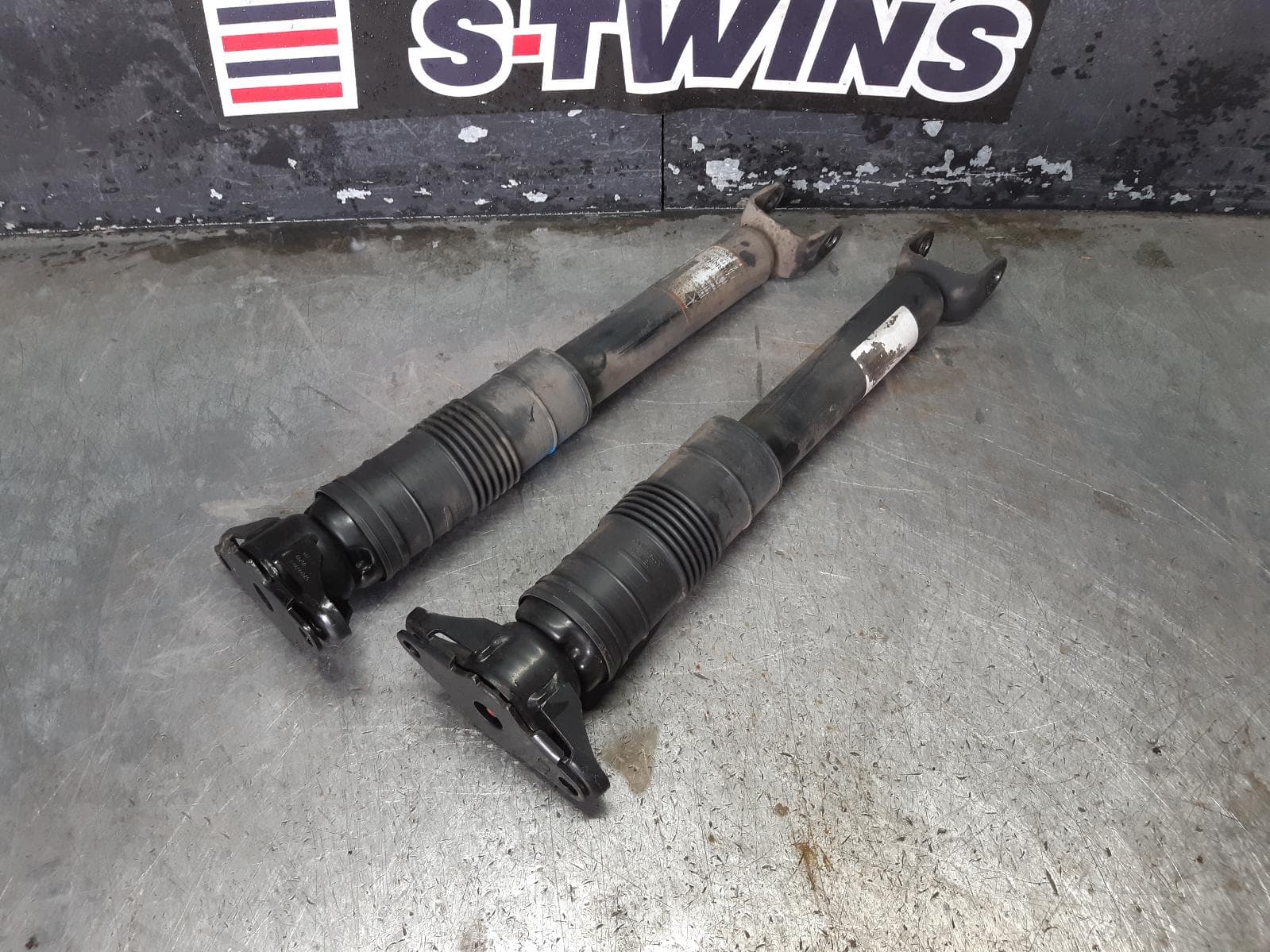 Used auto part listing image: 2015 JEEP GRANDCHEROKEE SHOCK ABSORBER WK, REAR (PAIR), ADJUSTABLE HEIGHT AIR SUSPENSION TYPE, 10/10-02/22 0000283336
