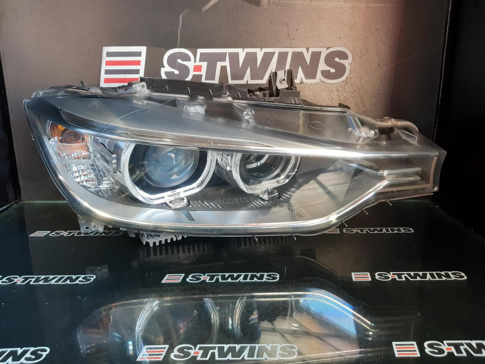 Used auto part listing image: 2012 BMW 3 SERIES RIGHT HEADLAMP F30/F31, SEDAN/WAGON, XENON, NON ADAPTIVE TYPE, 11/11-12/15 0000277177