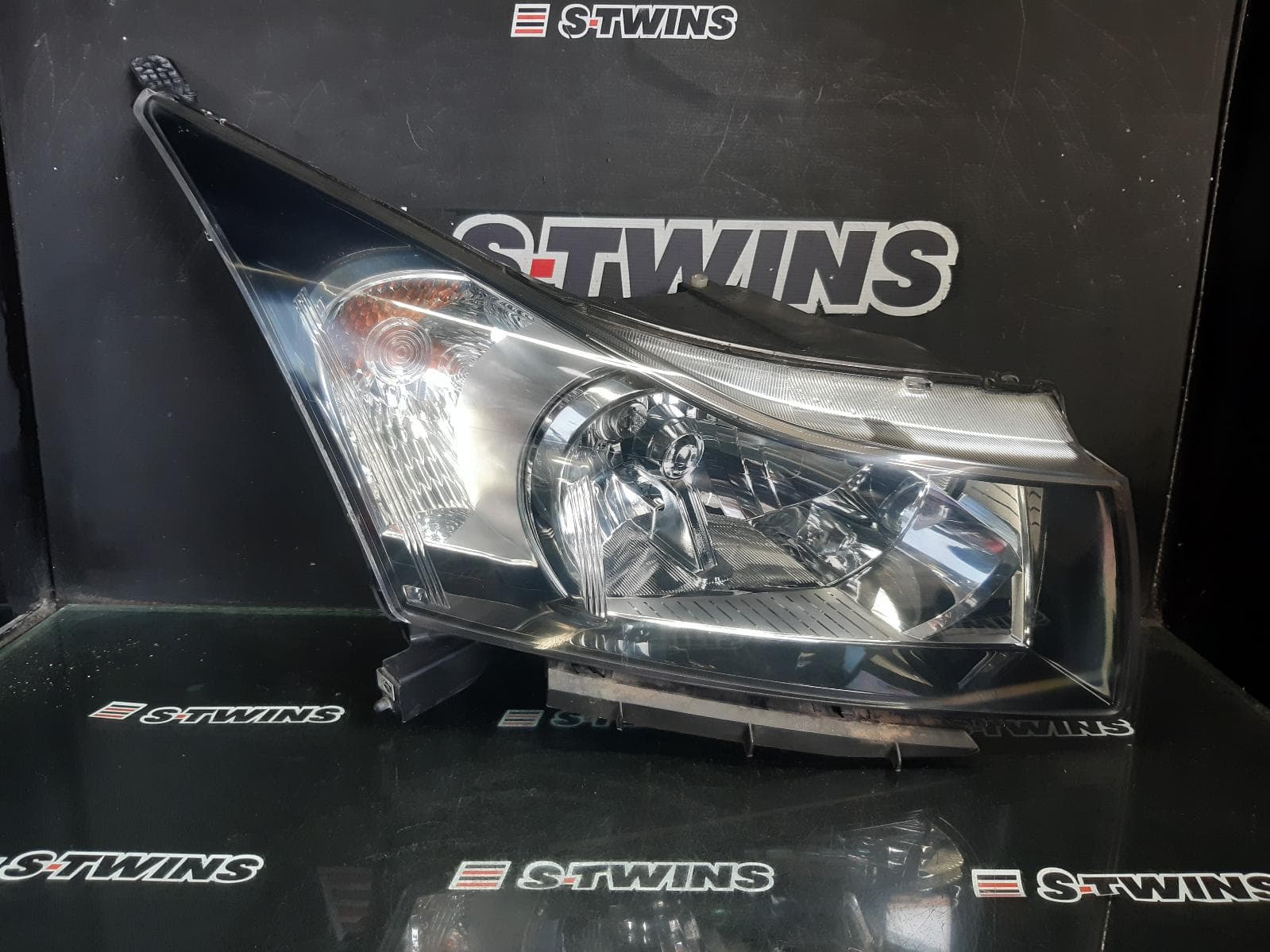 Used auto part listing image: 2015 HOLDEN CRUZE RIGHT HEADLAMP JH, SRi/SRi-V,/Z SERIES, 01/15-01/17 0000370138
