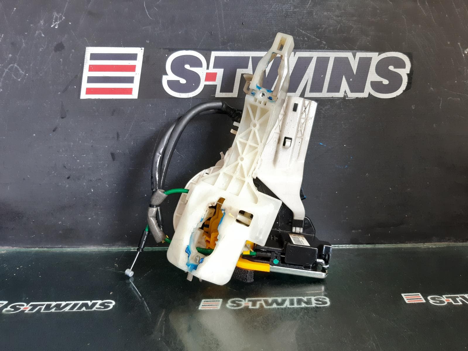 Used auto part listing image: 2016 HYUNDAI I30 DOOR BOOT GATE LOCK RIGHT FRONT DOOR LOCK, GD, 5DR HATCH, STANDARD HANDLE TYPE, 03/12-02/17 0000369941