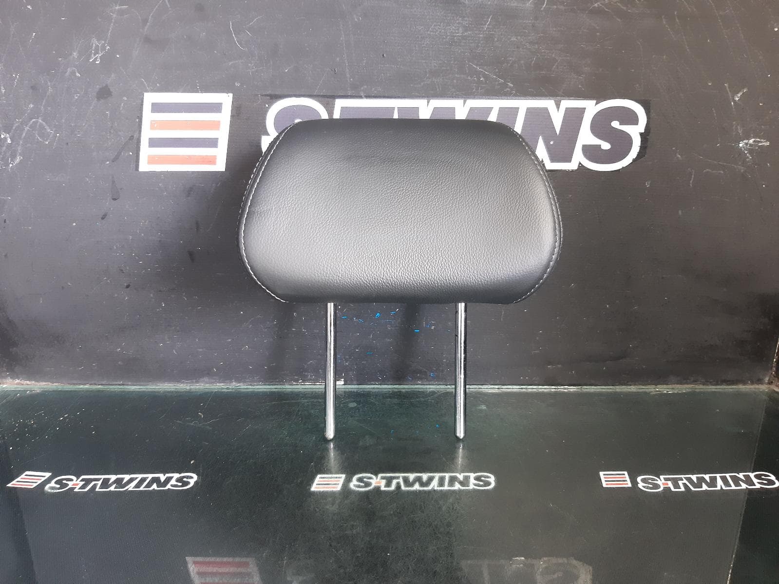 Used auto part listing image: 2016 HYUNDAI I30 HEADREST LH REAR, LEATHER, GD, 05/12-02/17 0000369943