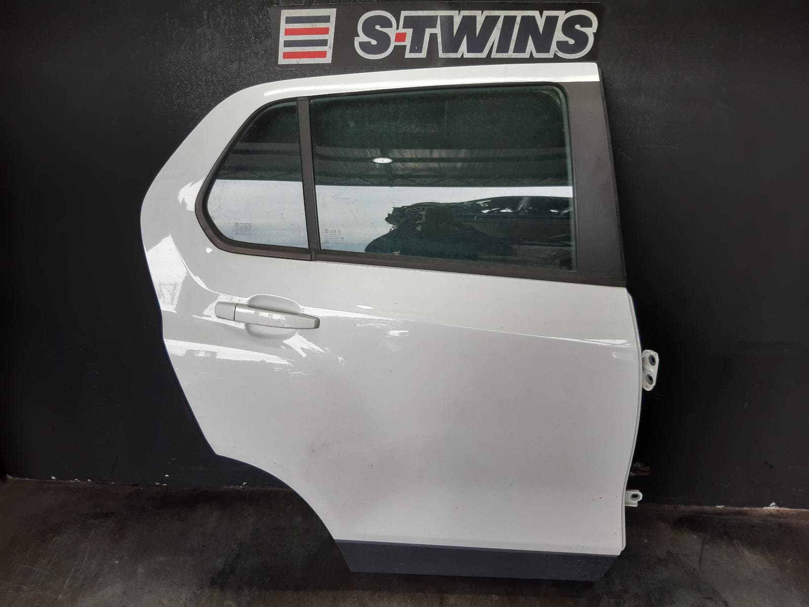 Used auto part listing image: 2019 HOLDEN TRAX RIGHT REAR DOOR SLIDING TJ SERIES, 08/13-12/20 0000369991
