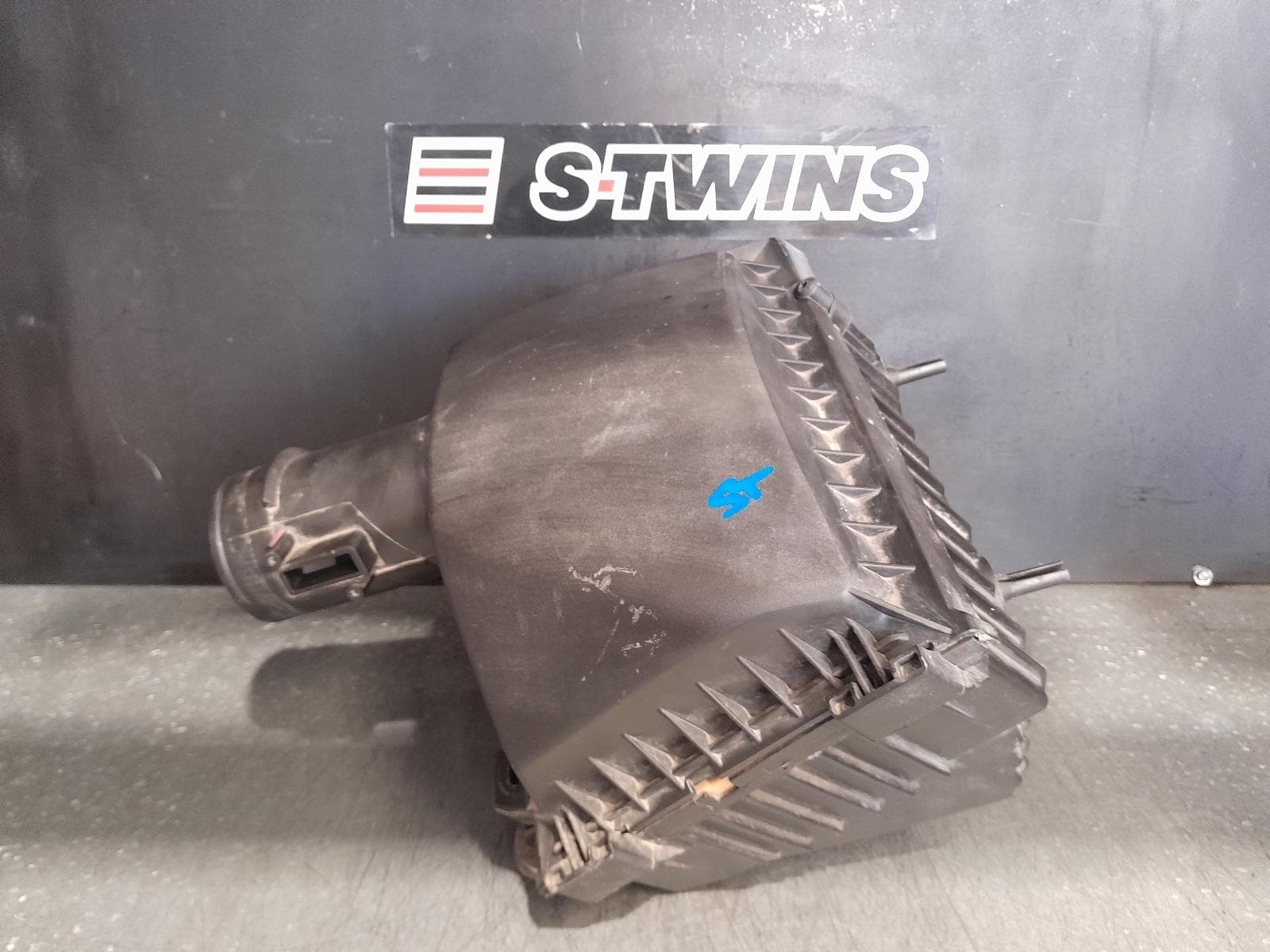 Used auto part listing image: 2021 RENAULT TRAFIC AIR CLEANER BOX AIR CLEANER, X82, 2.0, DIESEL, 01/15- 0000344602