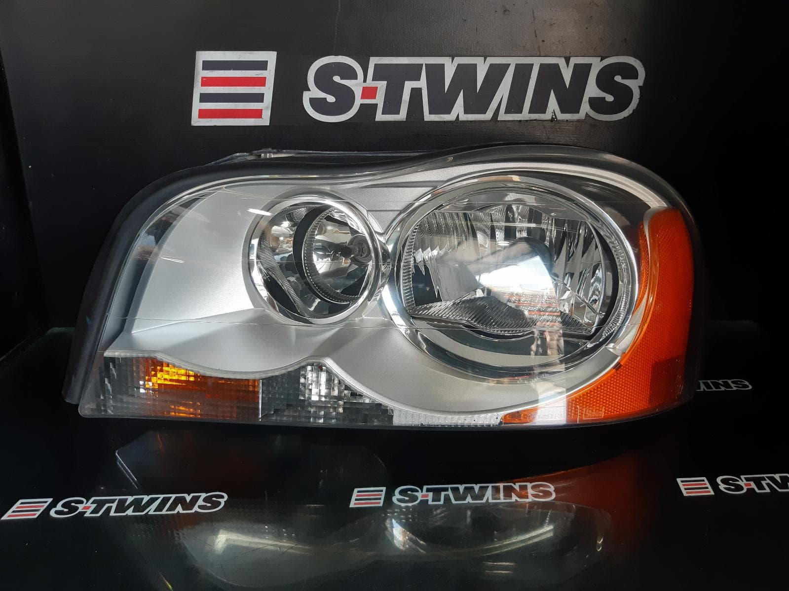 Used auto part listing image: 2009 VOLVO XC90 LEFT HEADLAMP XENON, NON PROJECTOR TYPE, 07/03-12/14 0000228725