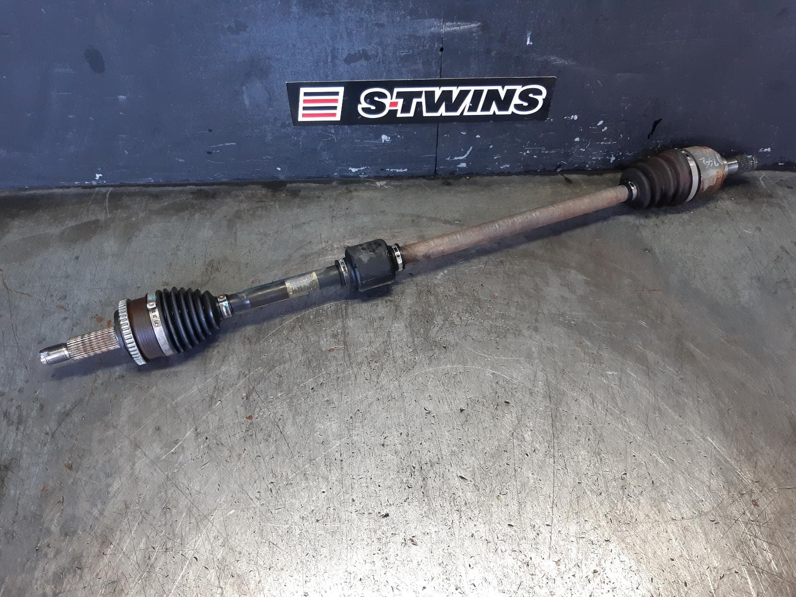 Used auto part listing image: 2015 HYUNDAI VELOSTER RIGHT DRIVESHAFT AUTO T/M, NON TURBO, FS, 10/11-02/18 0000370766