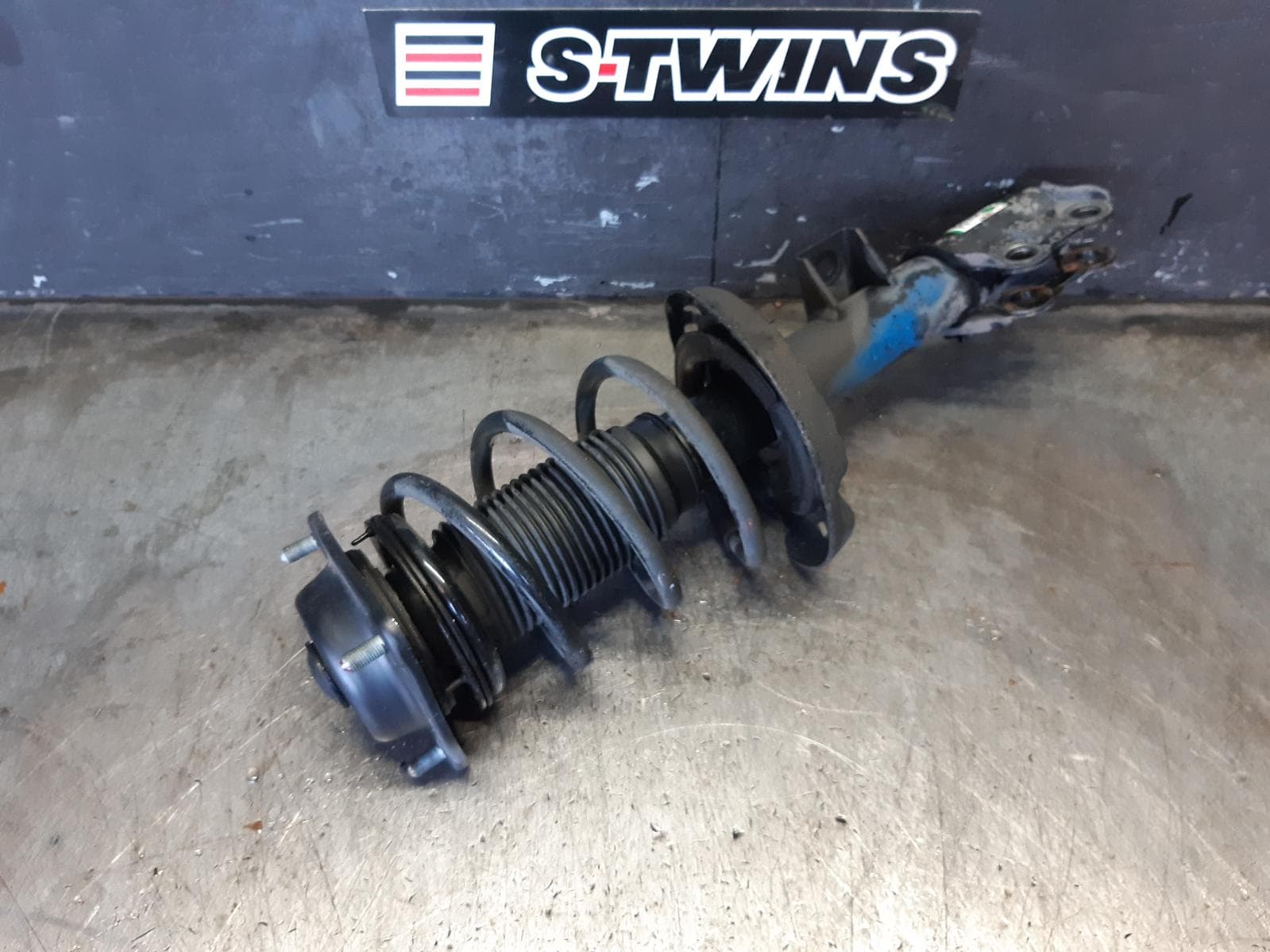 Used auto part listing image: 2015 HYUNDAI VELOSTER RIGHT FRONT STRUT FS, NON TURBO, 05/12-02/18 0000370765