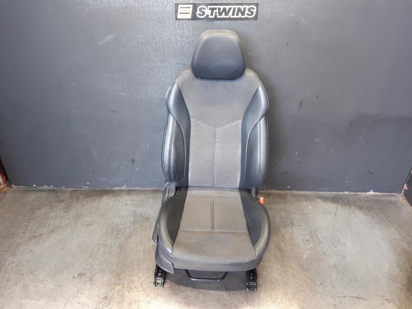 Used auto part listing image: 2015 HYUNDAI VELOSTER FRONT SEAT RH FRONT, FS, LEATHER/CLOTH, 10/11-02/18 0000370539