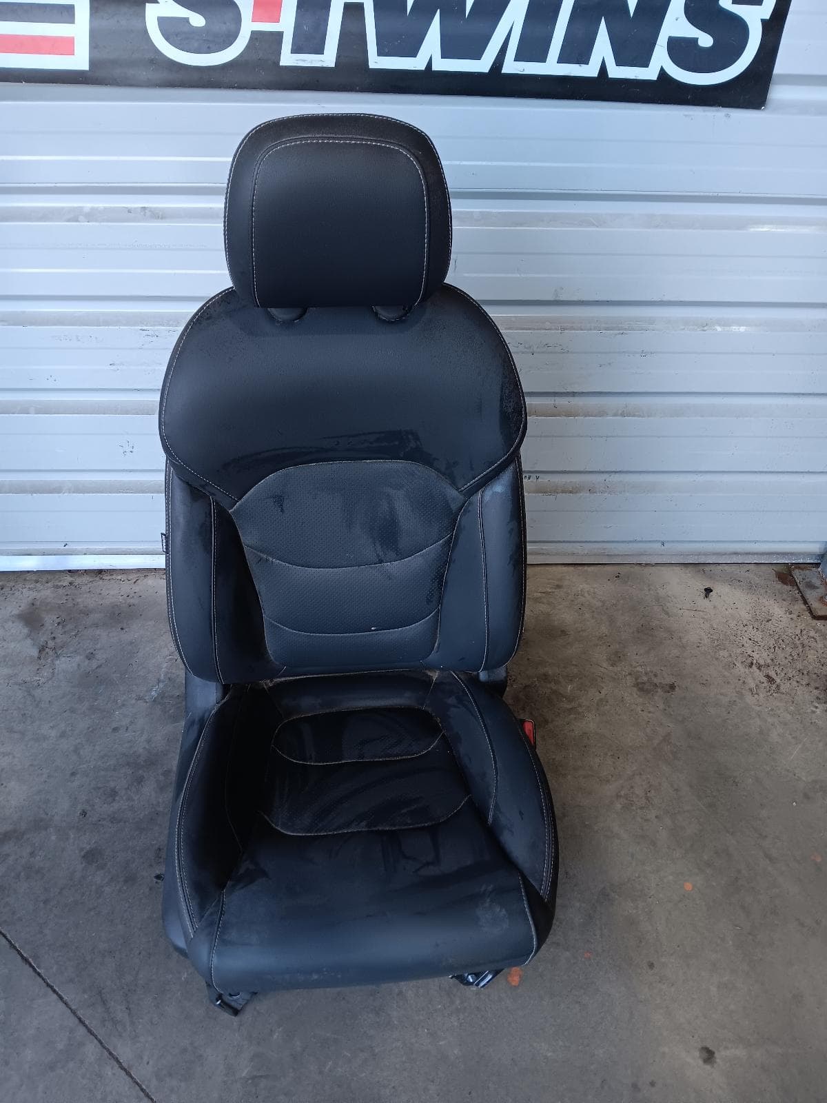 Used auto part listing image: 2021 LDV D90 FRONT SEAT RH FRONT, SV9A, LEATHER, BLACK, 11/17- 0000366009