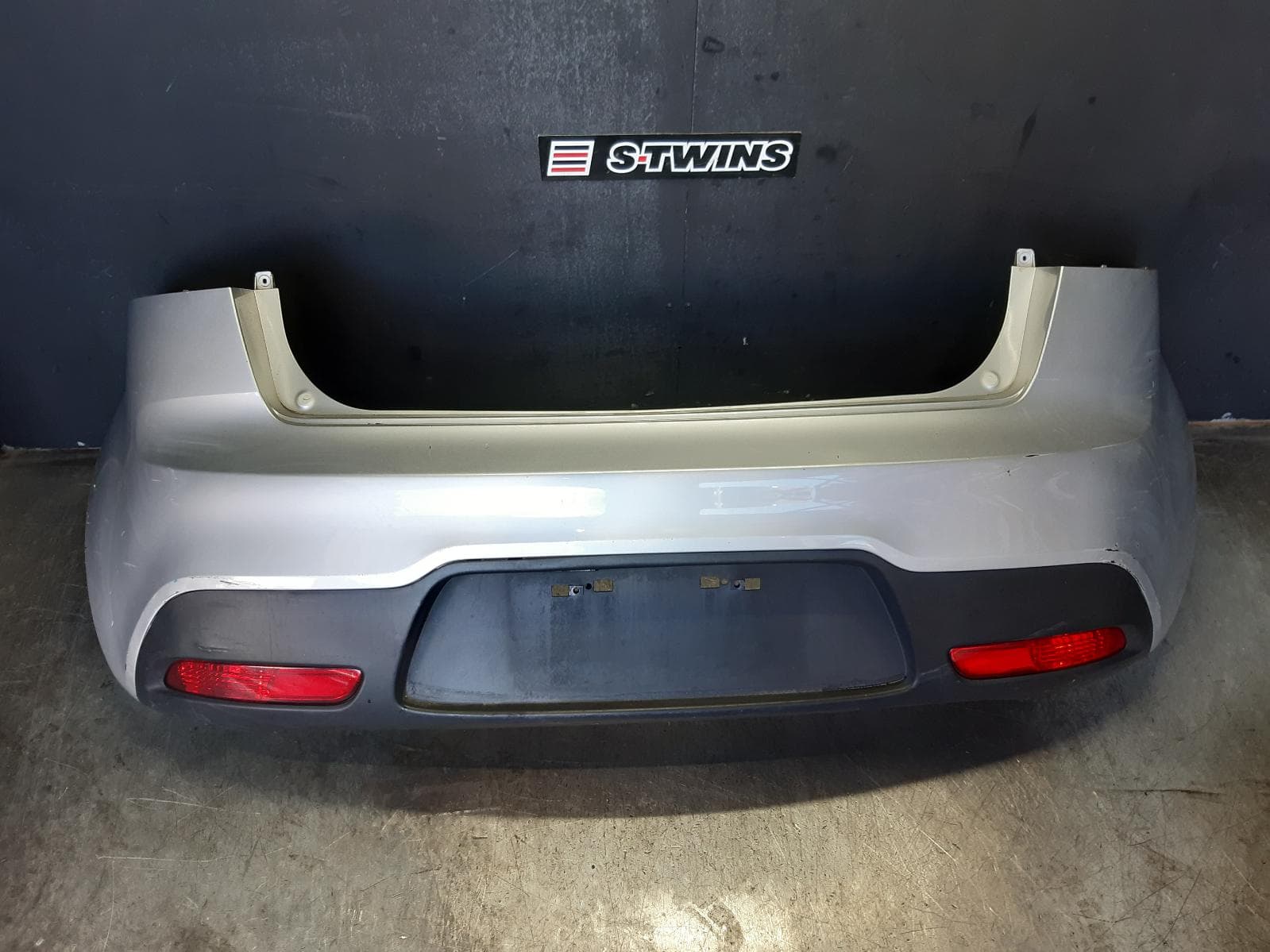 Used auto part listing image: 2014 KIA RIO REAR BUMPER UB, BUMPER BAR, 3DR/5DR HATCH, NON PARK SENSOR TYPE, 08/11-10/14 0000363943