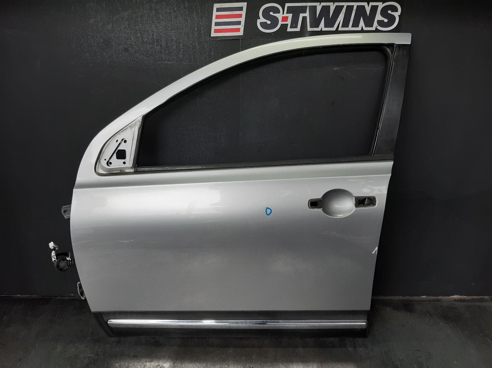 Used auto part listing image: 2012 NISSAN DUALIS LEFT FRONT DOOR J10, 5 SEATER TYPE, 10/07-05/14 0000363403