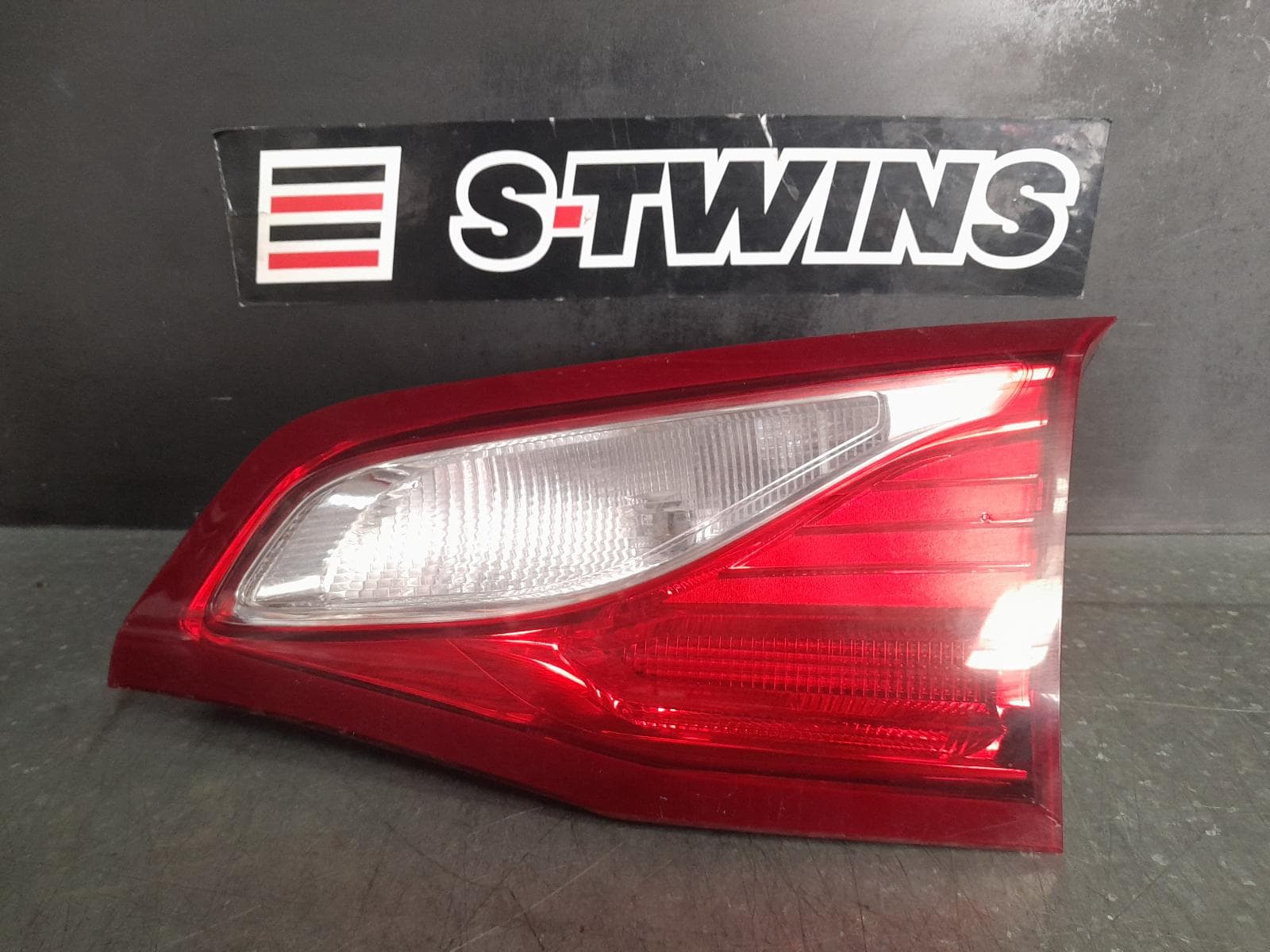 Used auto part listing image: 2018 HOLDEN EQUINOX REAR GARNISH TAILGATE LAMP (RH SIDE), STANDARD TYPE, EQ, 09/17-12/20 0000329764