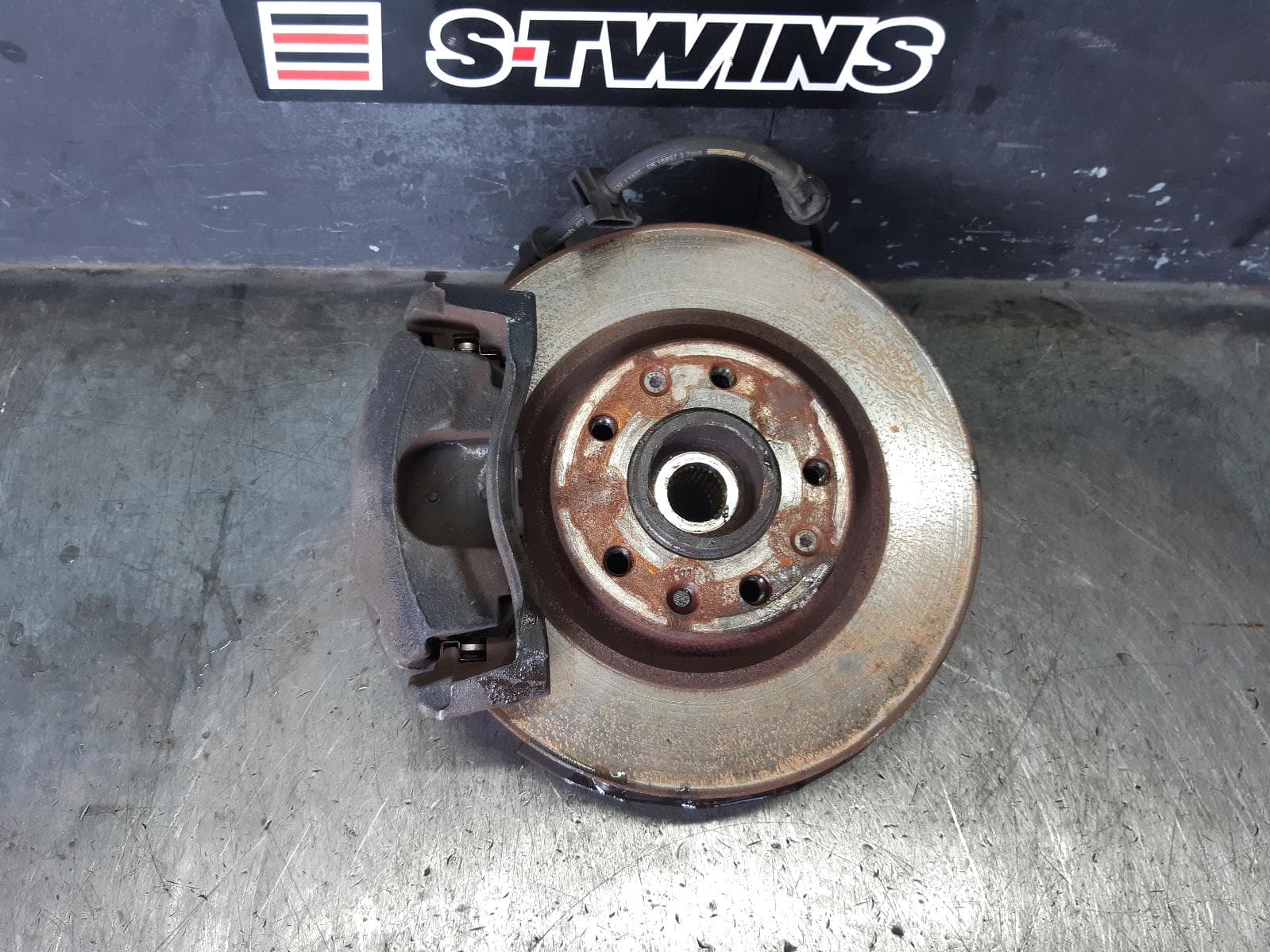Used auto part listing image: 2015 PEUGEOT 308 LEFT FRONT HUB ASSEMBLY T9, 10/14-05/21 0000371127
