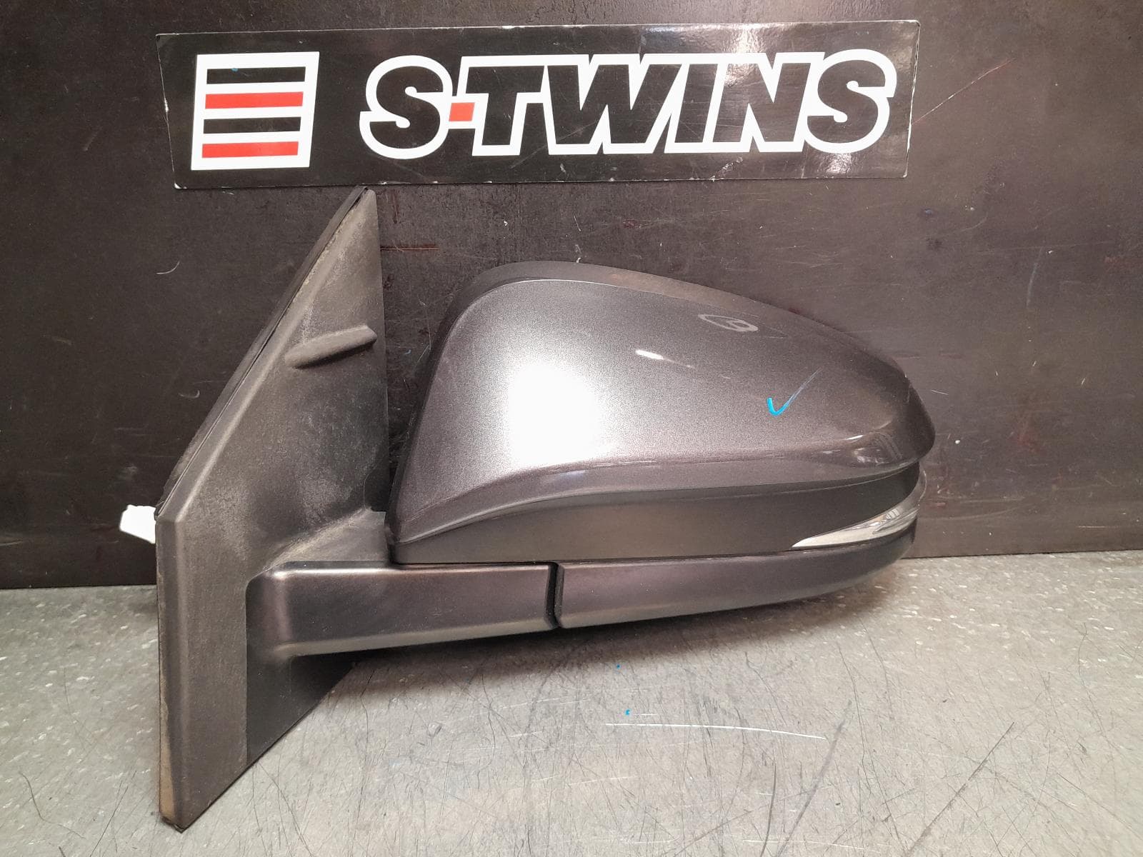 Used auto part listing image: 2016 TOYOTA RAV4 LEFT DOOR MIRROR XA40/ZSA42R, MANUAL FOLD TYPE, 12/12-12/18 0000370836