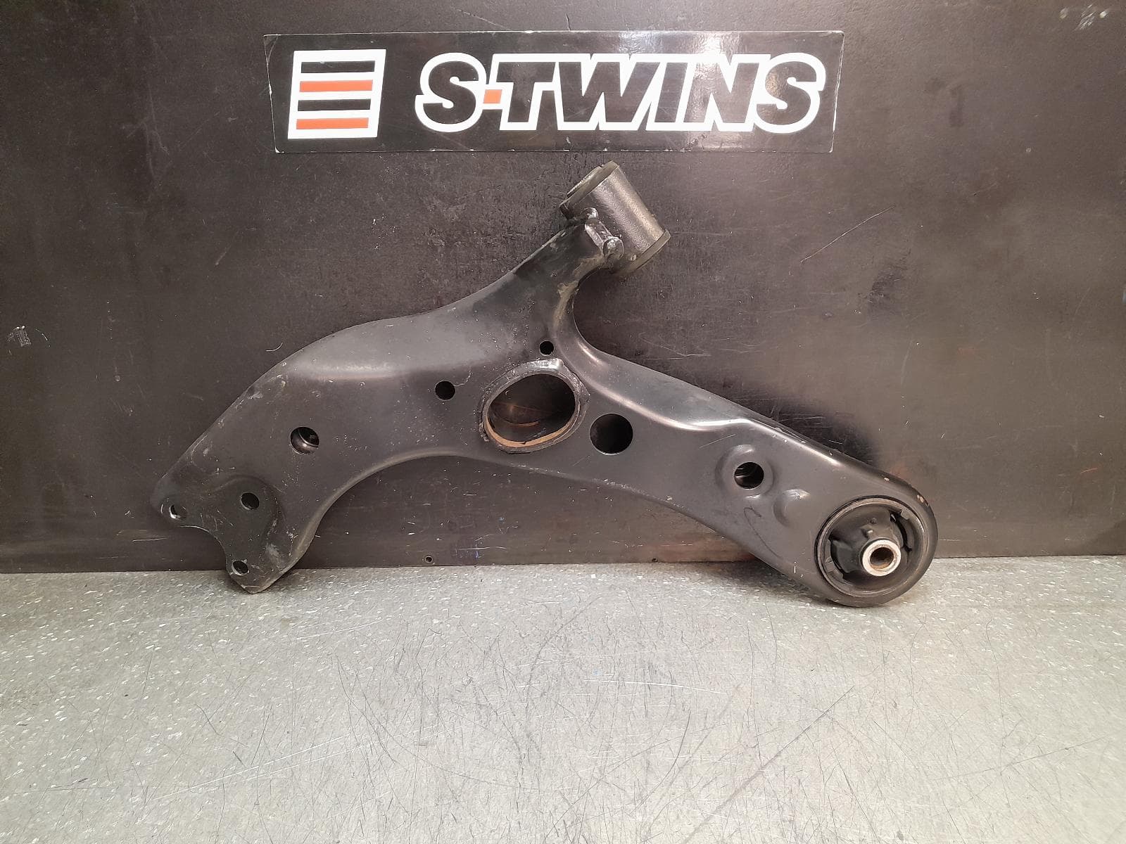 Used auto part listing image: 2016 TOYOTA RAV4 LEFT FRONT LOWER CONTROL ARM XA40, 12/12-12/18 0000370842
