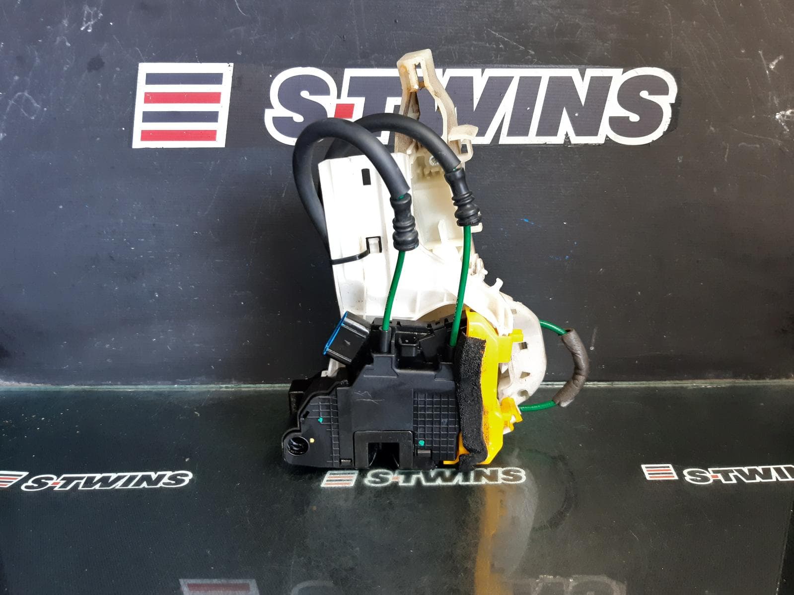Used auto part listing image: 2016 HYUNDAI I30 DOOR BOOT GATE LOCK RIGHT FRONT DOOR LOCK, GD, 5DR HATCH, STANDARD HANDLE TYPE, 03/12-02/17 0000369403