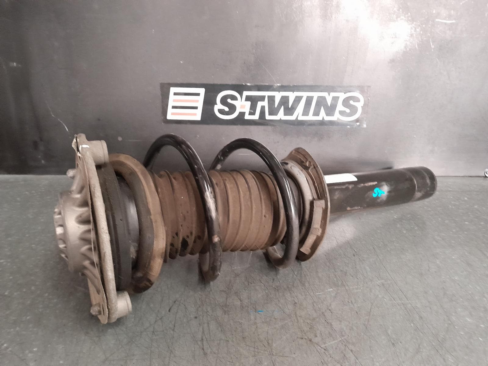 Used auto part listing image: 2018 MINI COOPER RIGHT FRONT STRUT F55/F56, COOPER S, W/ SPORT OPTION, 04/14-01/24 0000339352
