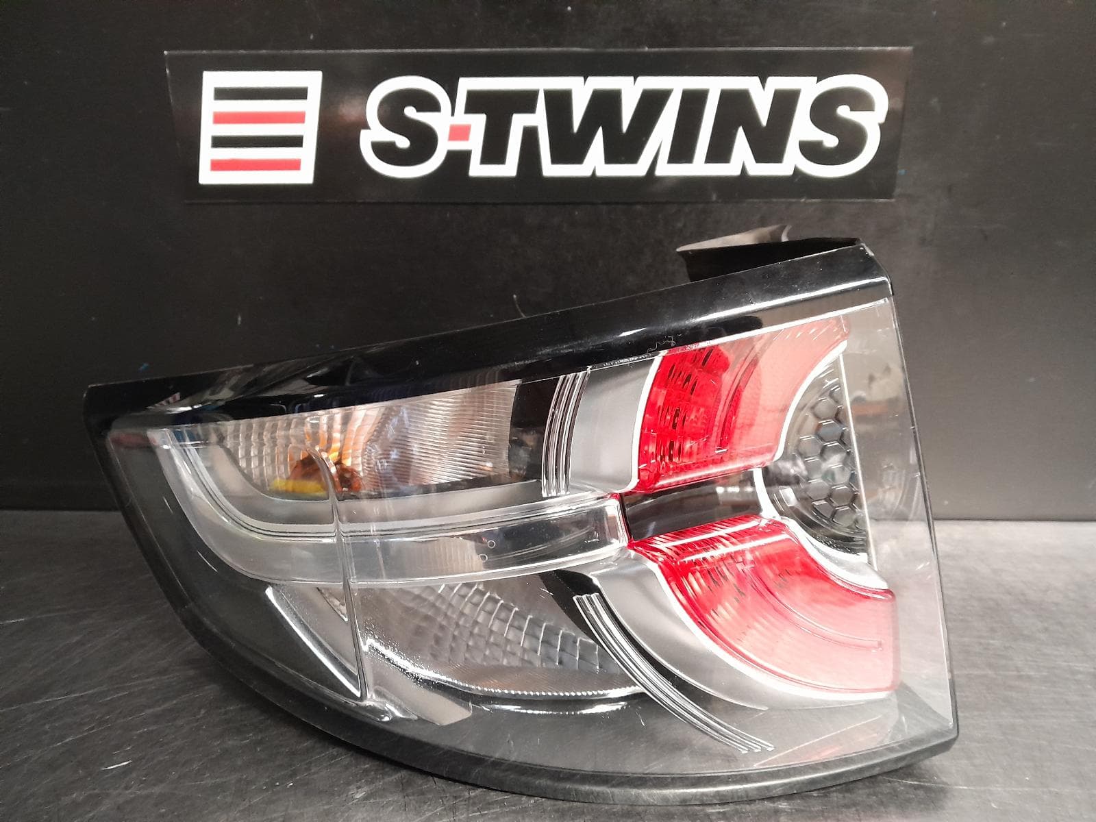 Used auto part listing image: 2017 LAND ROVER DISCOVERY SPORT LEFT TAILLIGHT IN BODY, LED, CLEAR MARKING LIGHT TYPE, L550, 01/15-06/19 0000260674