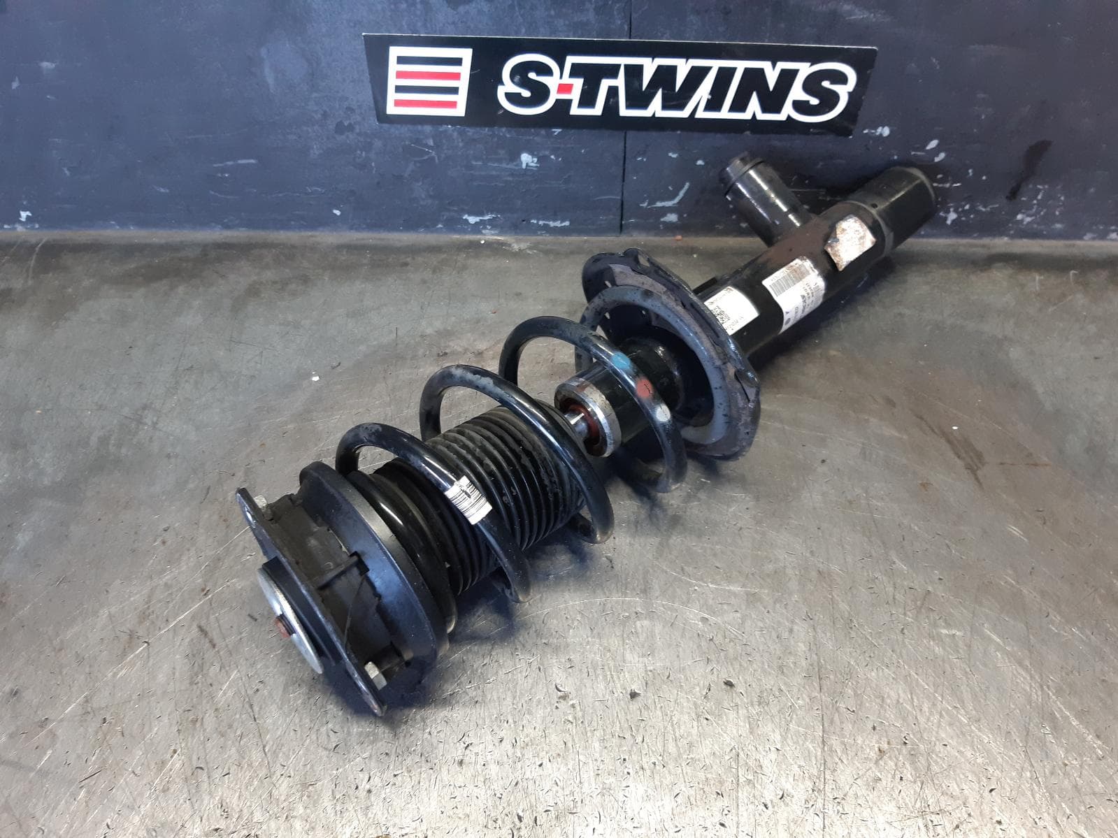 Used auto part listing image: 2017 VOLKSWAGEN GOLF RIGHT FRONT STRUT GEN 7, HATCH/WAGON, GTI/R, ADAPTIVE,TYPE, 11/12-08/20 0000370860