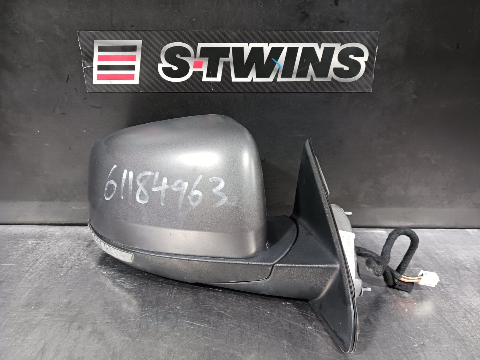 Used auto part listing image: 2019 JEEP GRANDCHEROKEE LEFT DOOR MIRROR W/ MEMORY, AUTO DIM, NON BLIND SPOT, PUDDLE, COLOUR CODED, WK, 01/17-02/22 0000244072