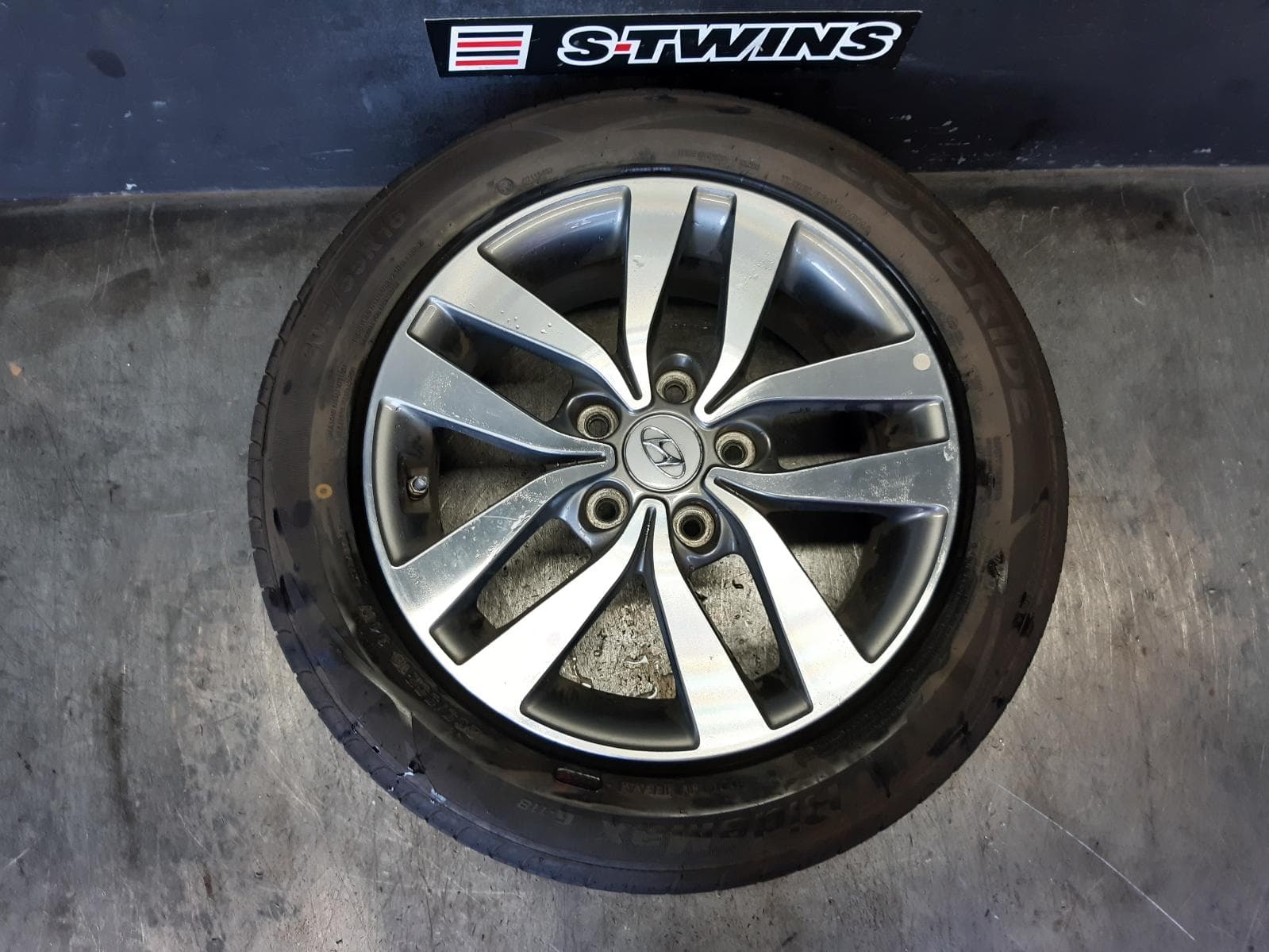 Used auto part listing image: 2018 HYUNDAI I30 WHEEL MAG FACTORY, 16X6.5IN, 5 V SPOKE, GREY, PD, HATCH (S. KOREA VIN KMHH), 03/17-12/23 0000370985