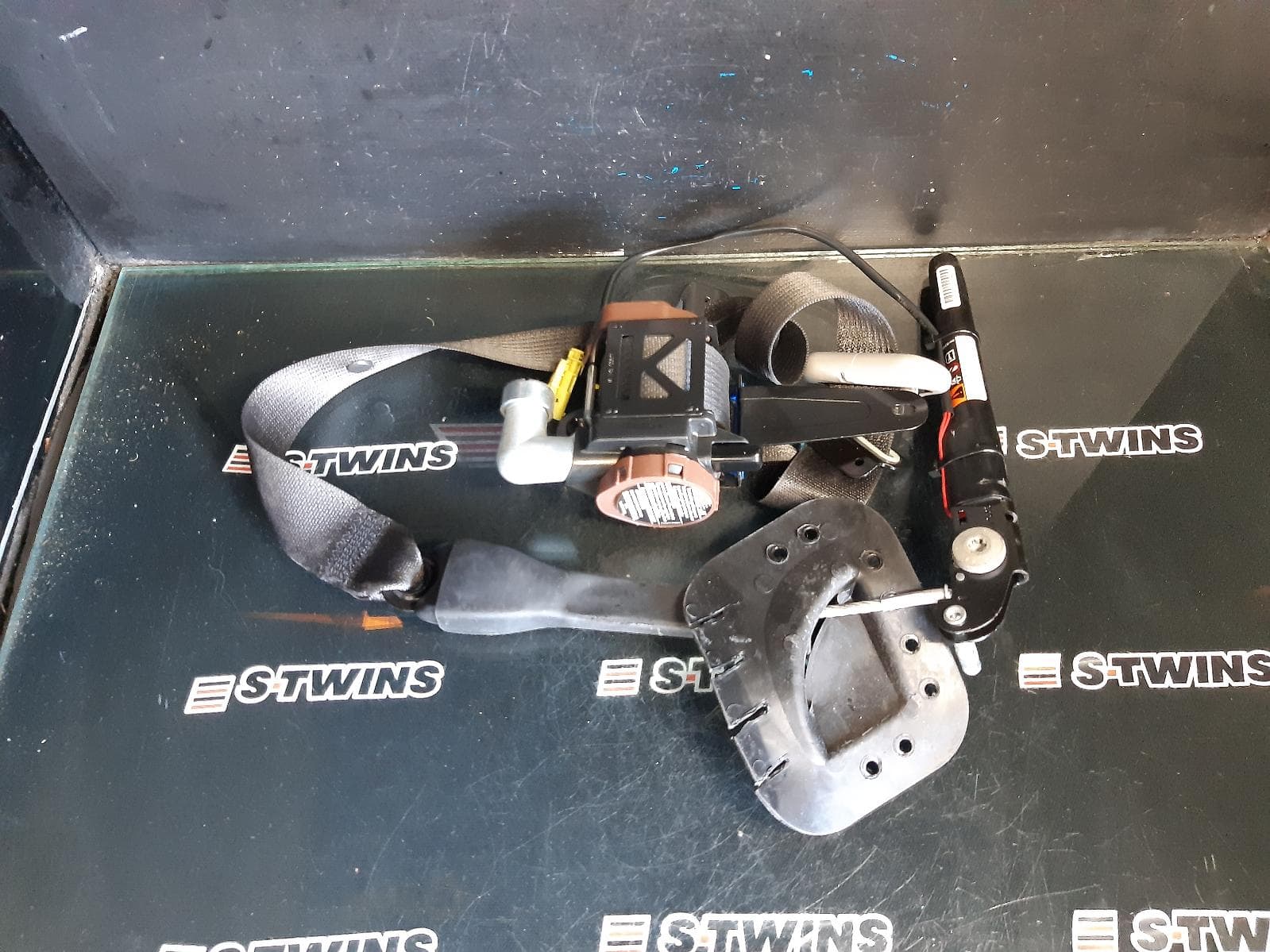 Used auto part listing image: 2013 HOLDEN CAPTIVA SEAT BELT STALK LH FRONT, SEAT BELT ONLY, 7 SEAT TYPE, CG, 01/11-06/18 0000370892