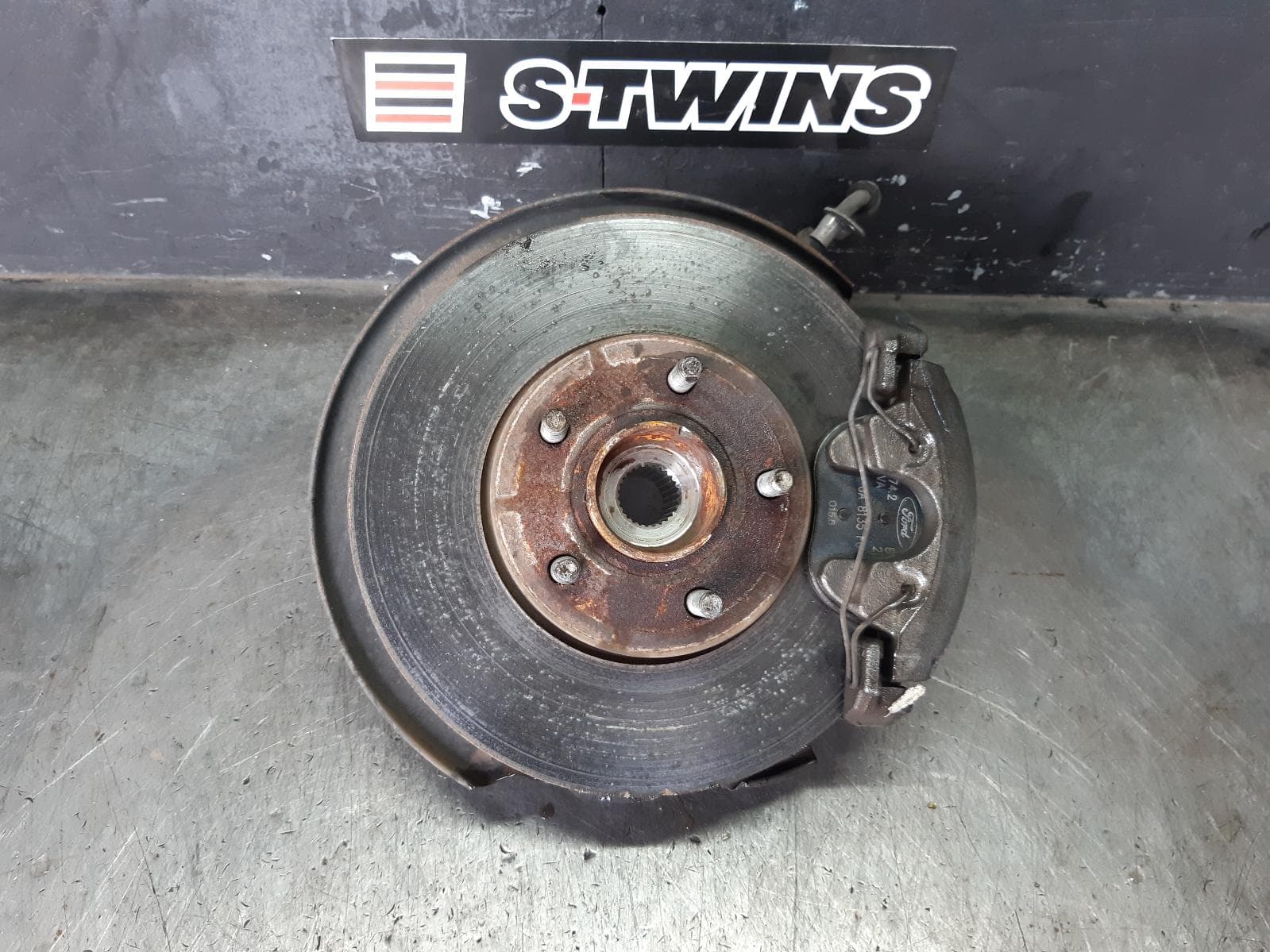 Used auto part listing image: 2016 FORD FOCUS RIGHT FRONT HUB ASSEMBLY LZ, 1.5, PETROL, 07/15-11/18 0000371110